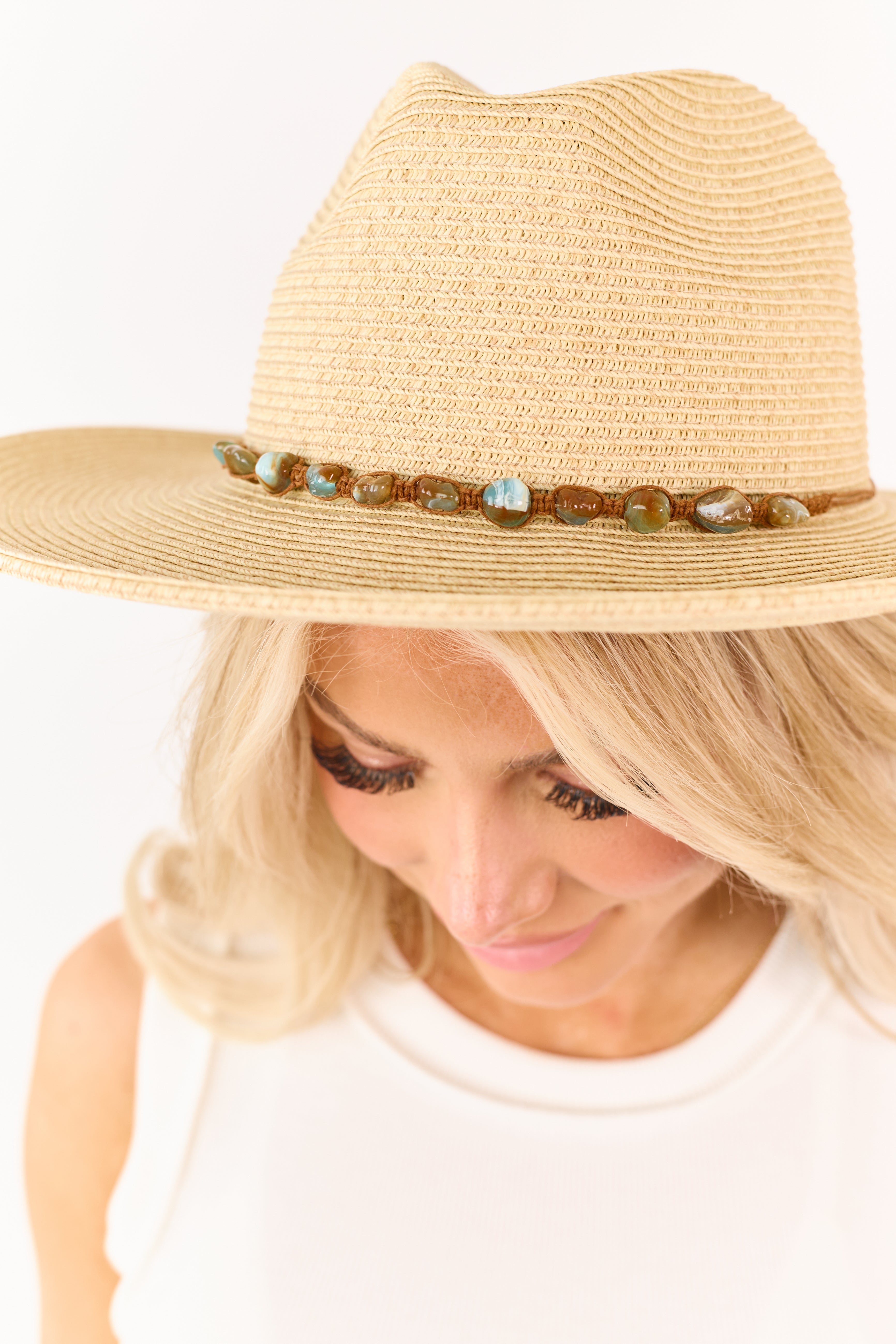 Sombrero panamá de paja beige con banda de cuerda y cuentas