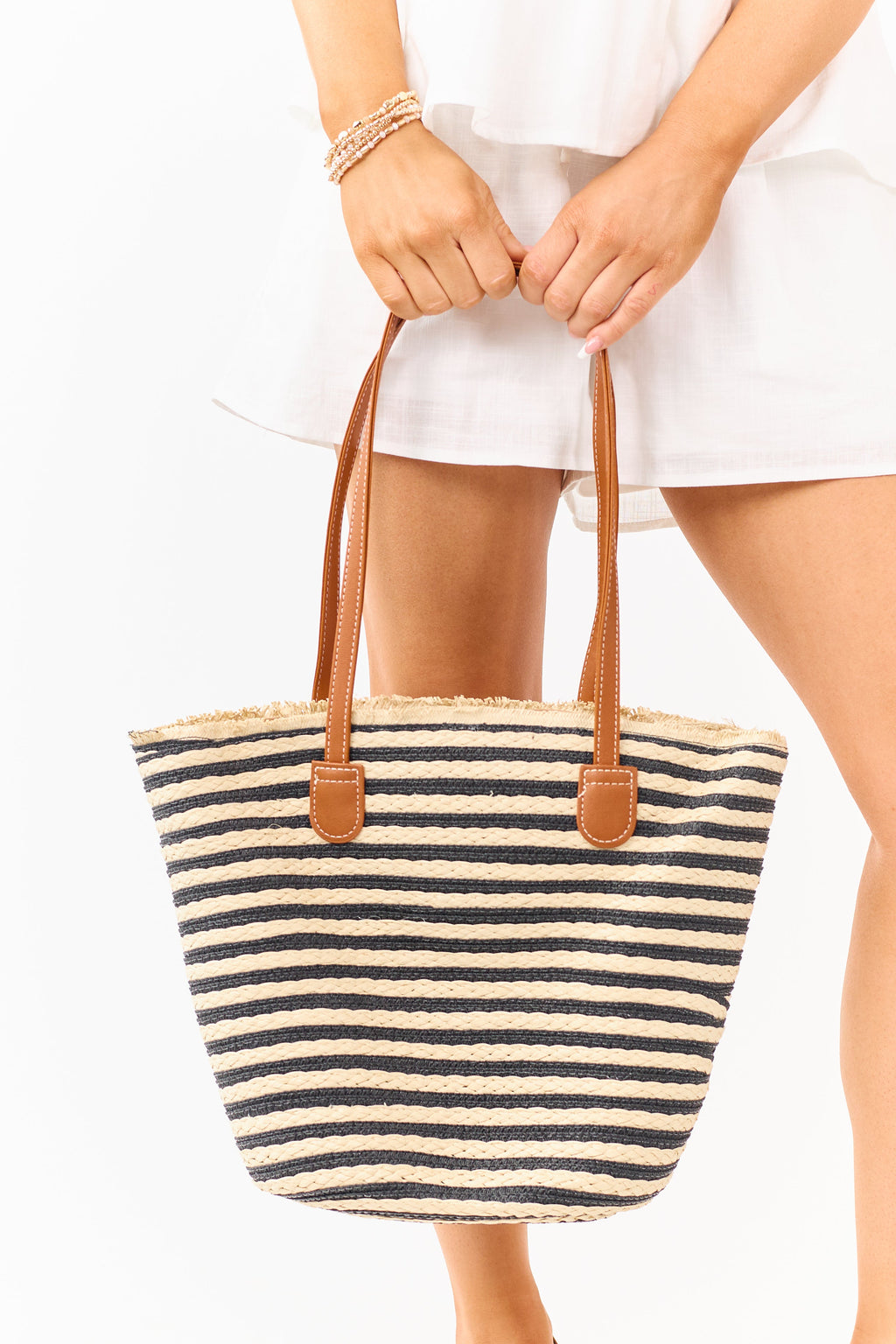 Bolsa tote de paja beige y negra a rayas con cierre de cremallera