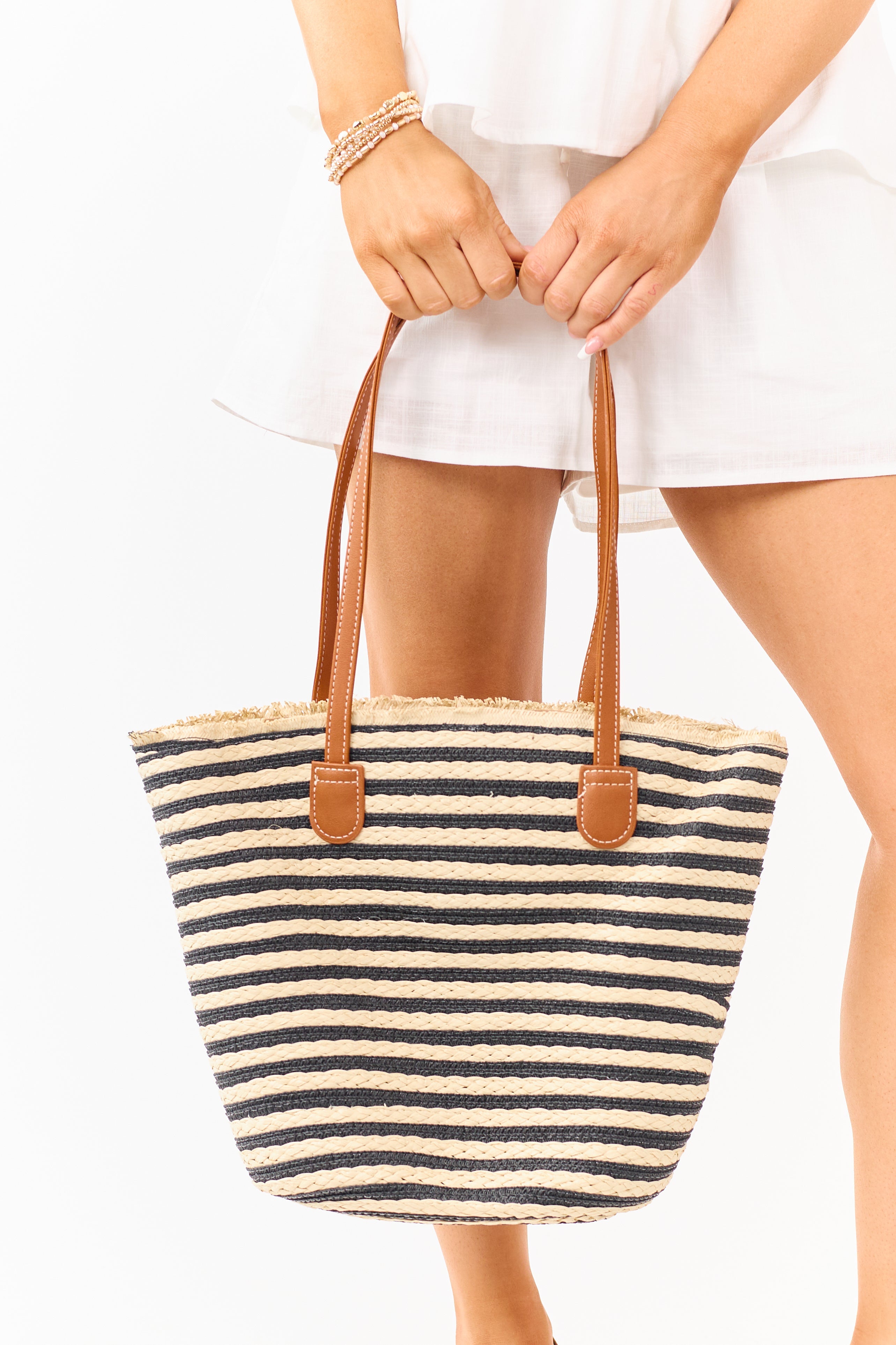 Bolsa tote de paja beige y negra a rayas con cierre de cremallera