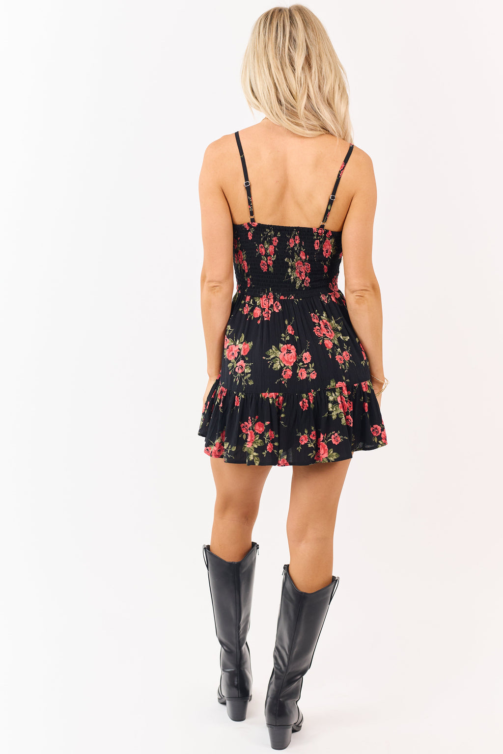 Mono negro con estampado floral, giro frontal, sin mangas y dobladillo con volantes