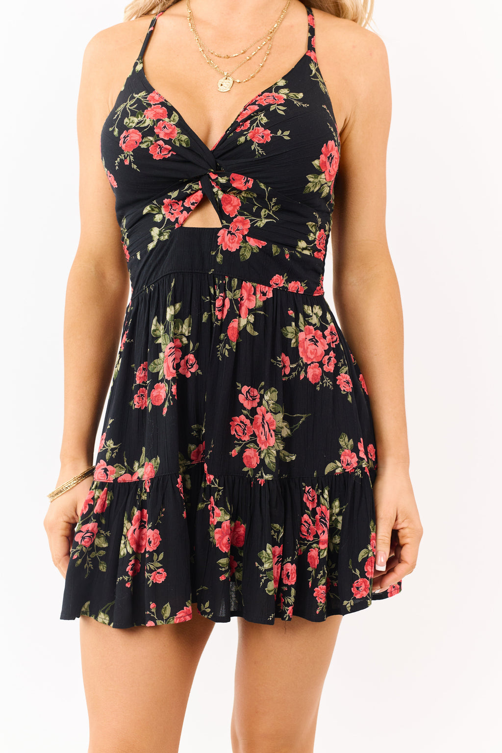 Mono negro con estampado floral, giro frontal, sin mangas y dobladillo con volantes