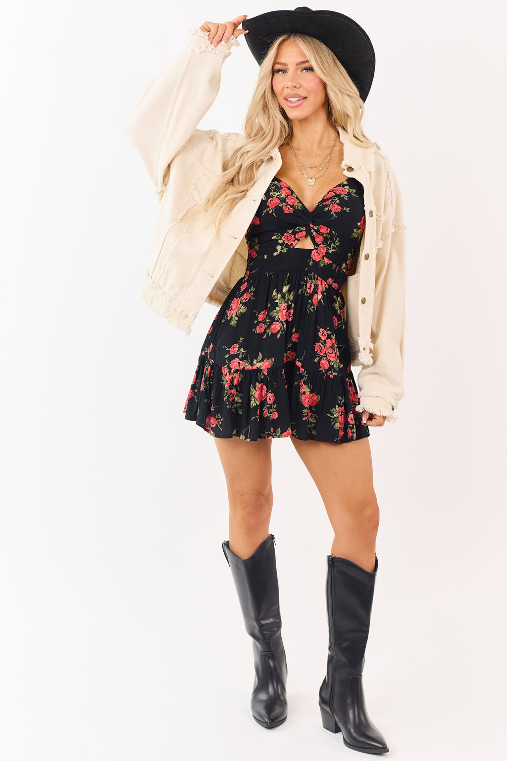 Mono negro con estampado floral, giro frontal, sin mangas y dobladillo con volantes