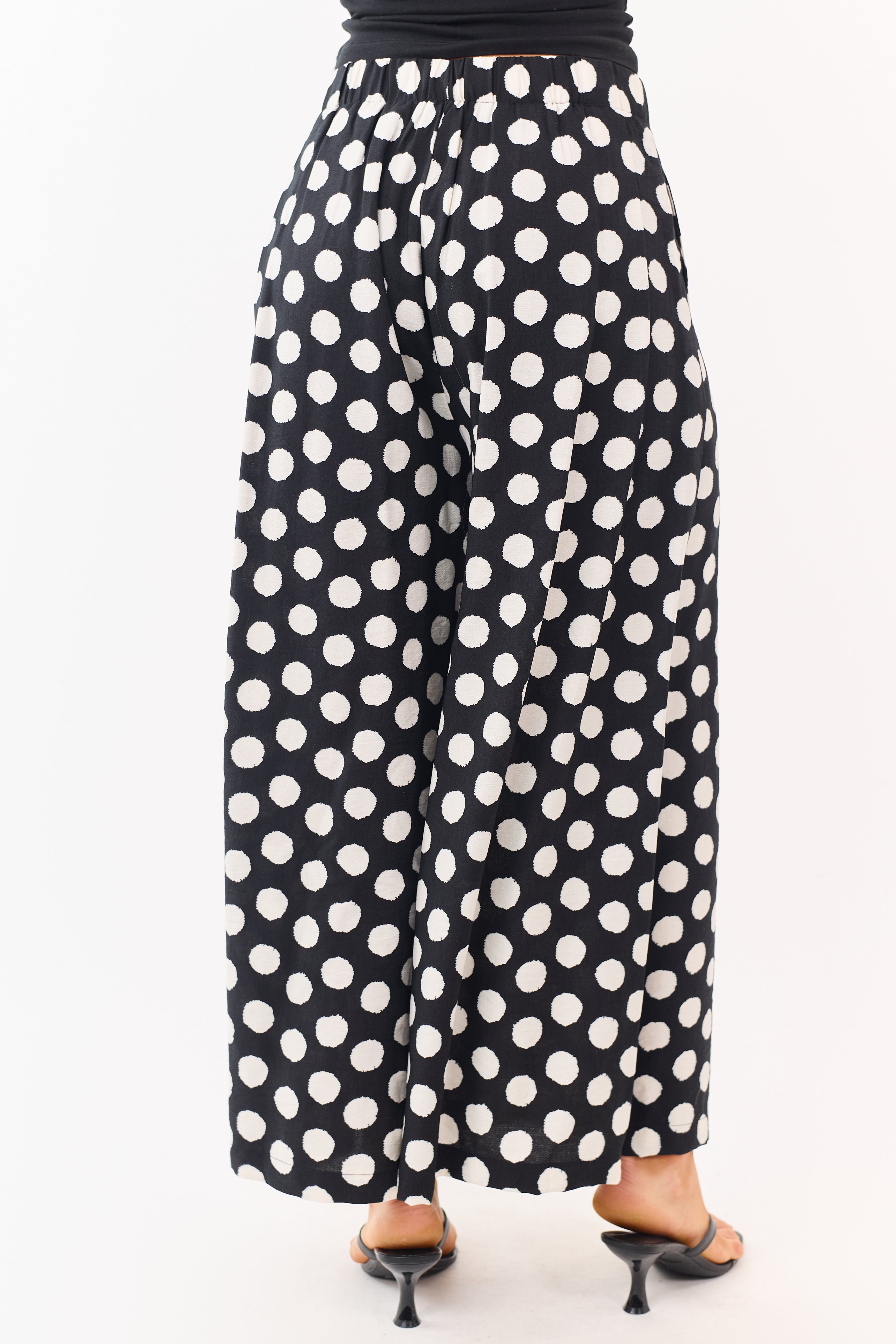 Pantalones de lunares en negro y crema de pierna ancha - elegantes y fluidos que destacan