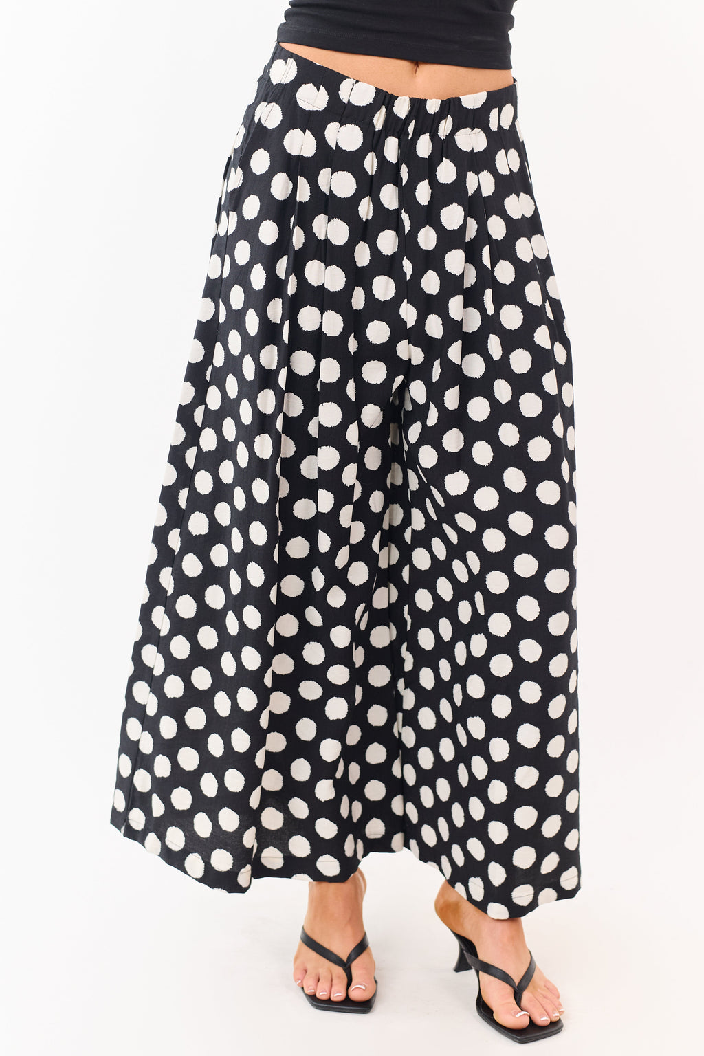 Pantalones de lunares en negro y crema de pierna ancha - elegantes y fluidos que destacan
