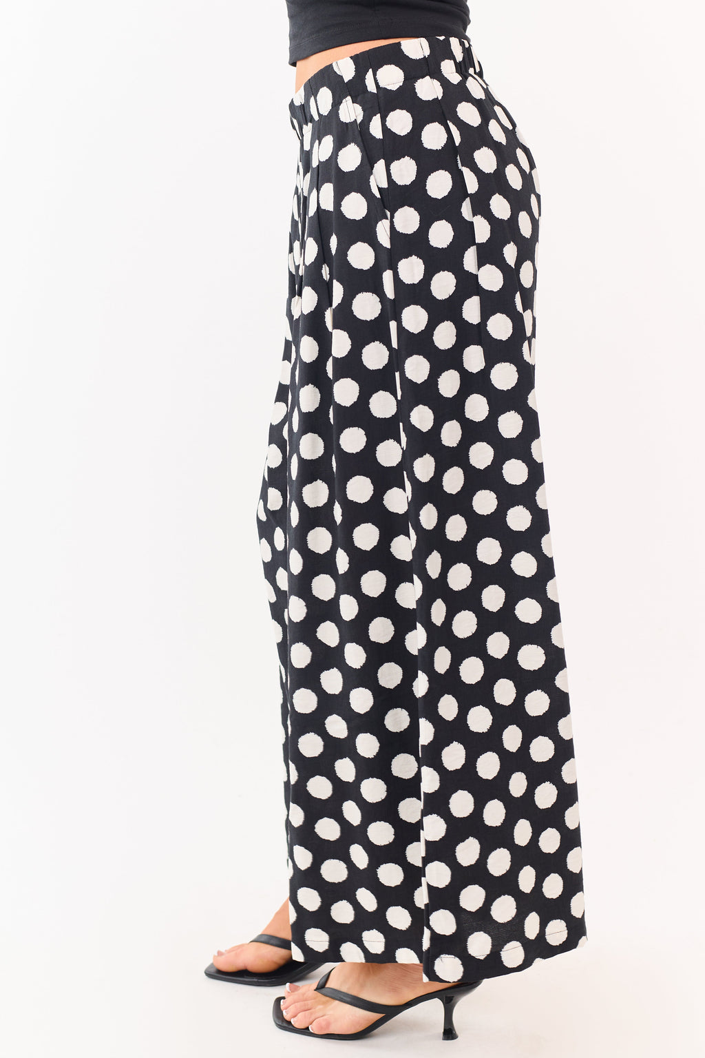 Pantalones de lunares en negro y crema de pierna ancha - elegantes y fluidos que destacan