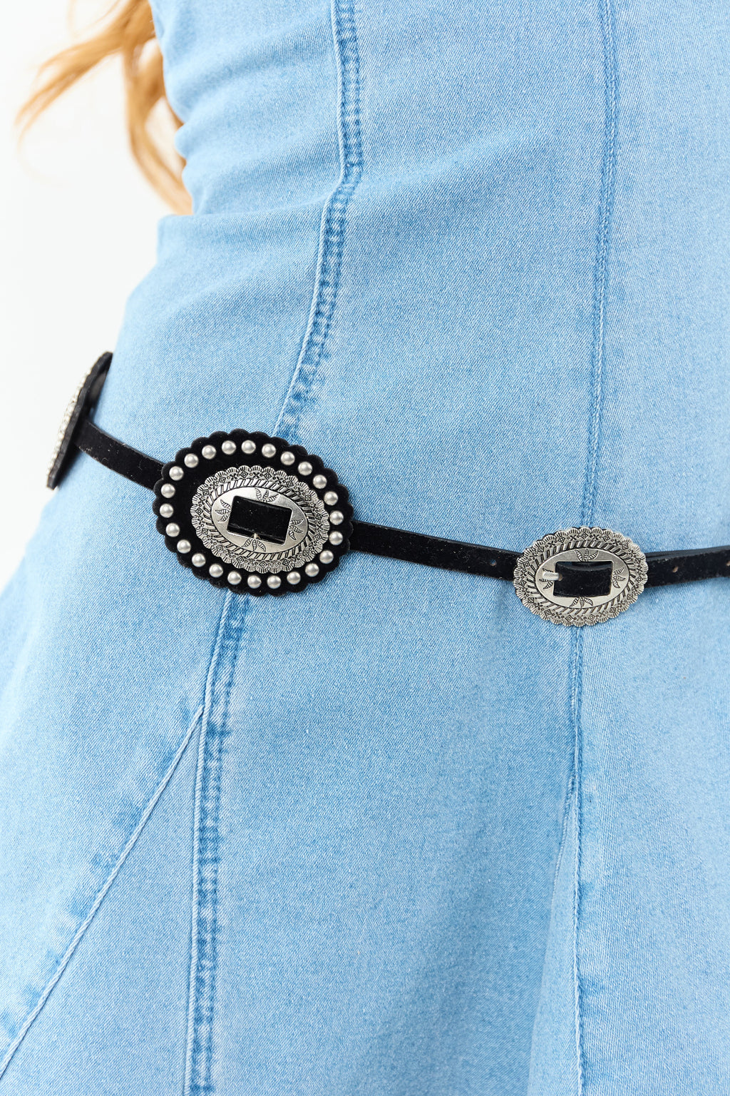 Cinturón negro de cuero sintético con conchos disco - accesorio de estilo Western