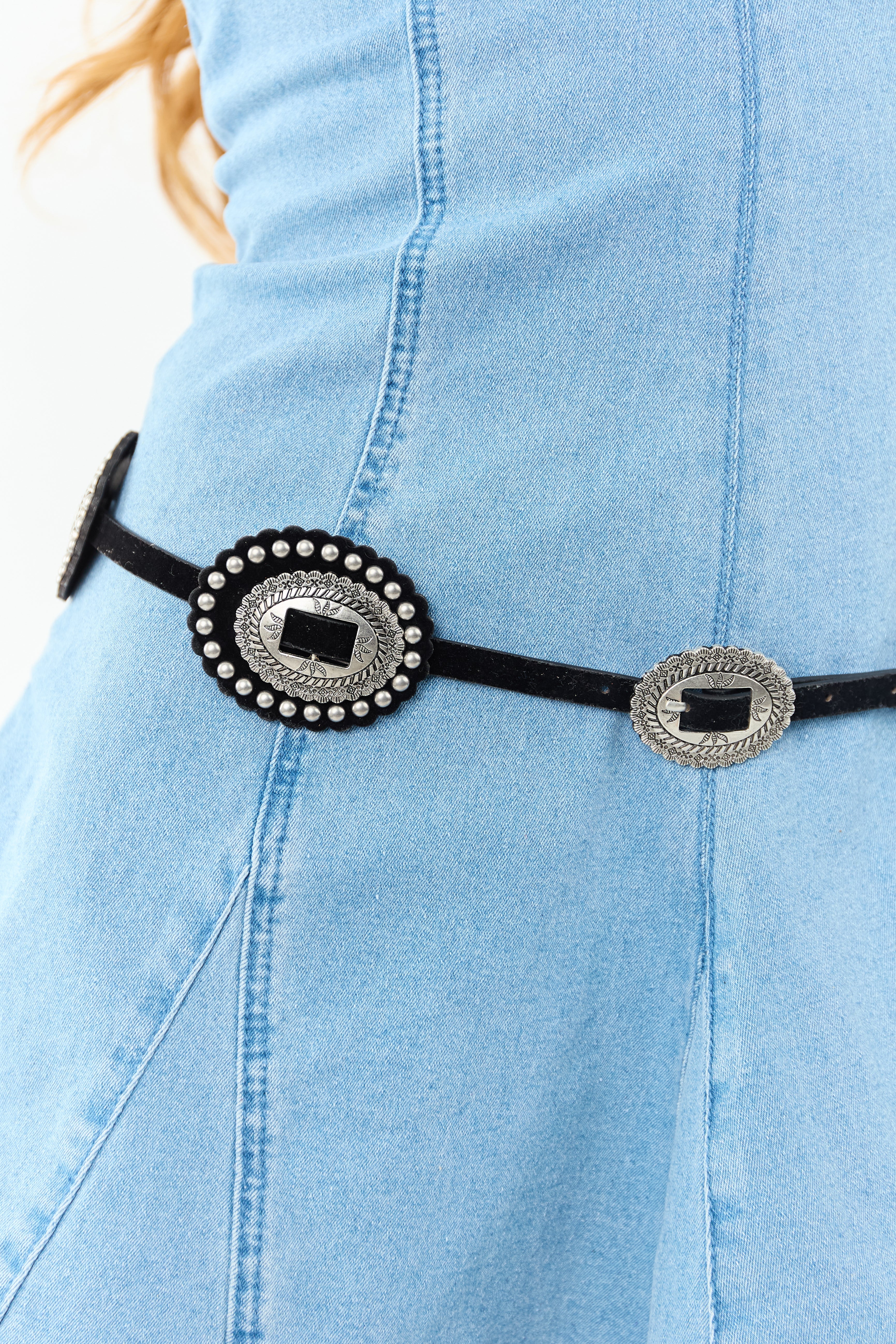Cinturón negro de cuero sintético con conchos disco - accesorio de estilo Western