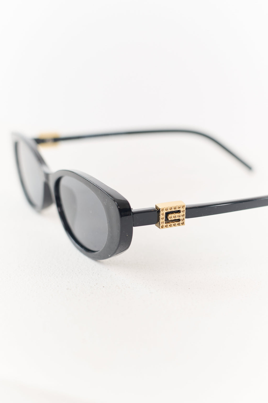 Gafas de sol de marco ovalado negro con acento metálico