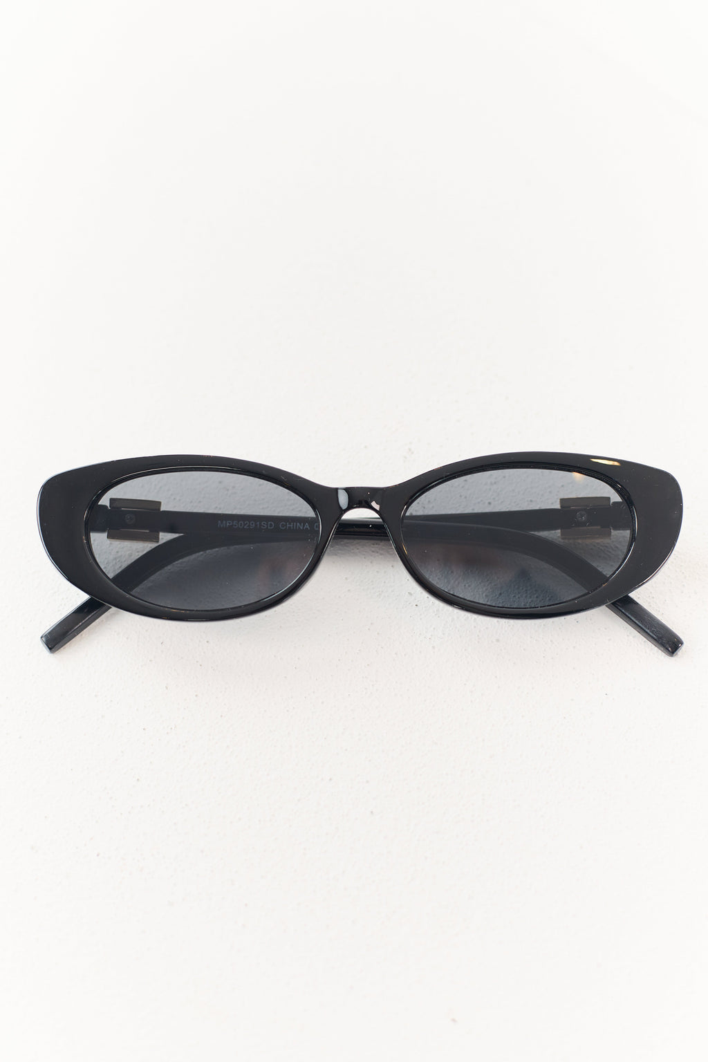 Gafas de sol de marco ovalado negro con acento metálico