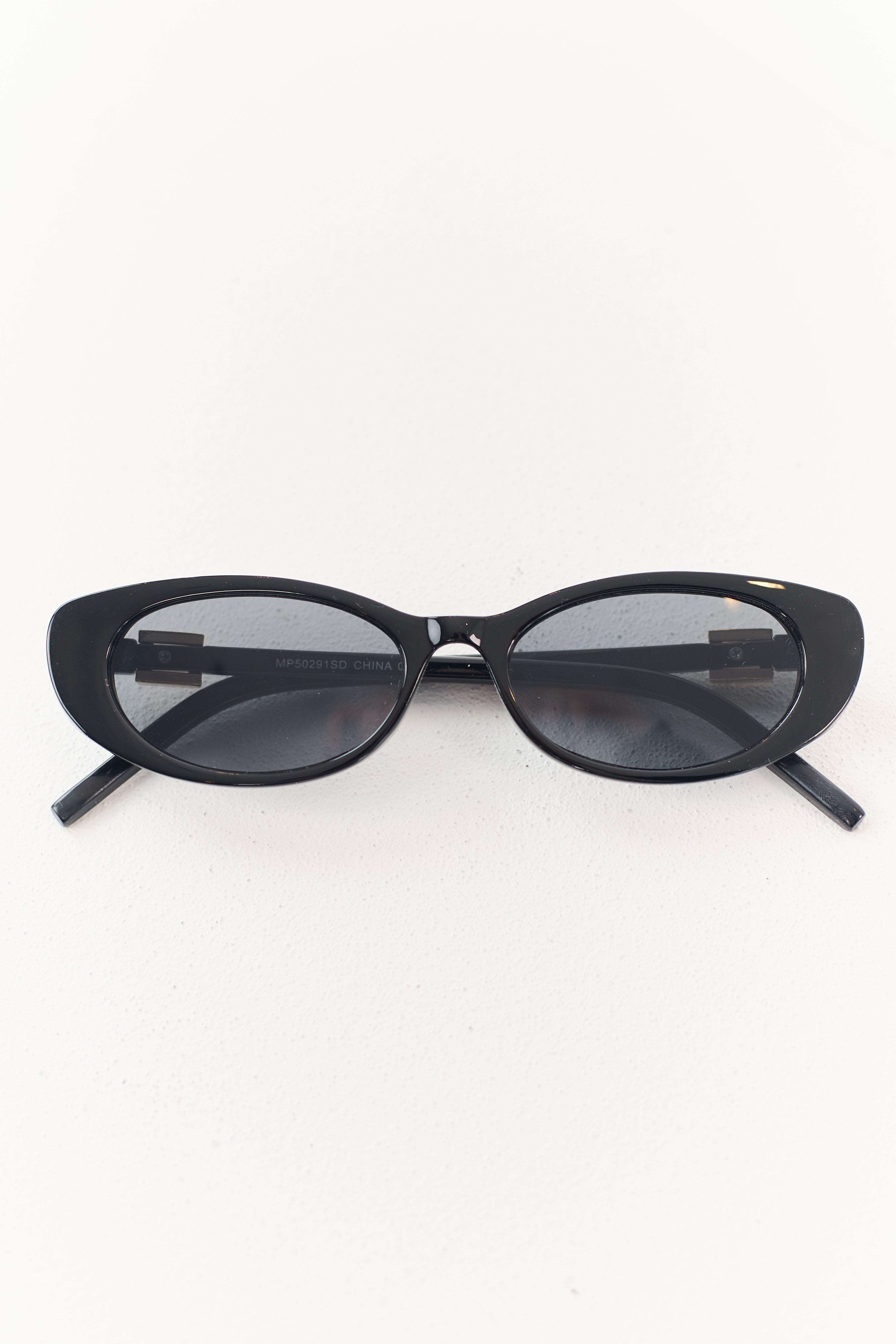 Gafas de sol de marco ovalado negro con acento metálico