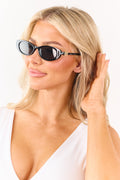 Gafas de sol de marco ovalado negro con acento metálico