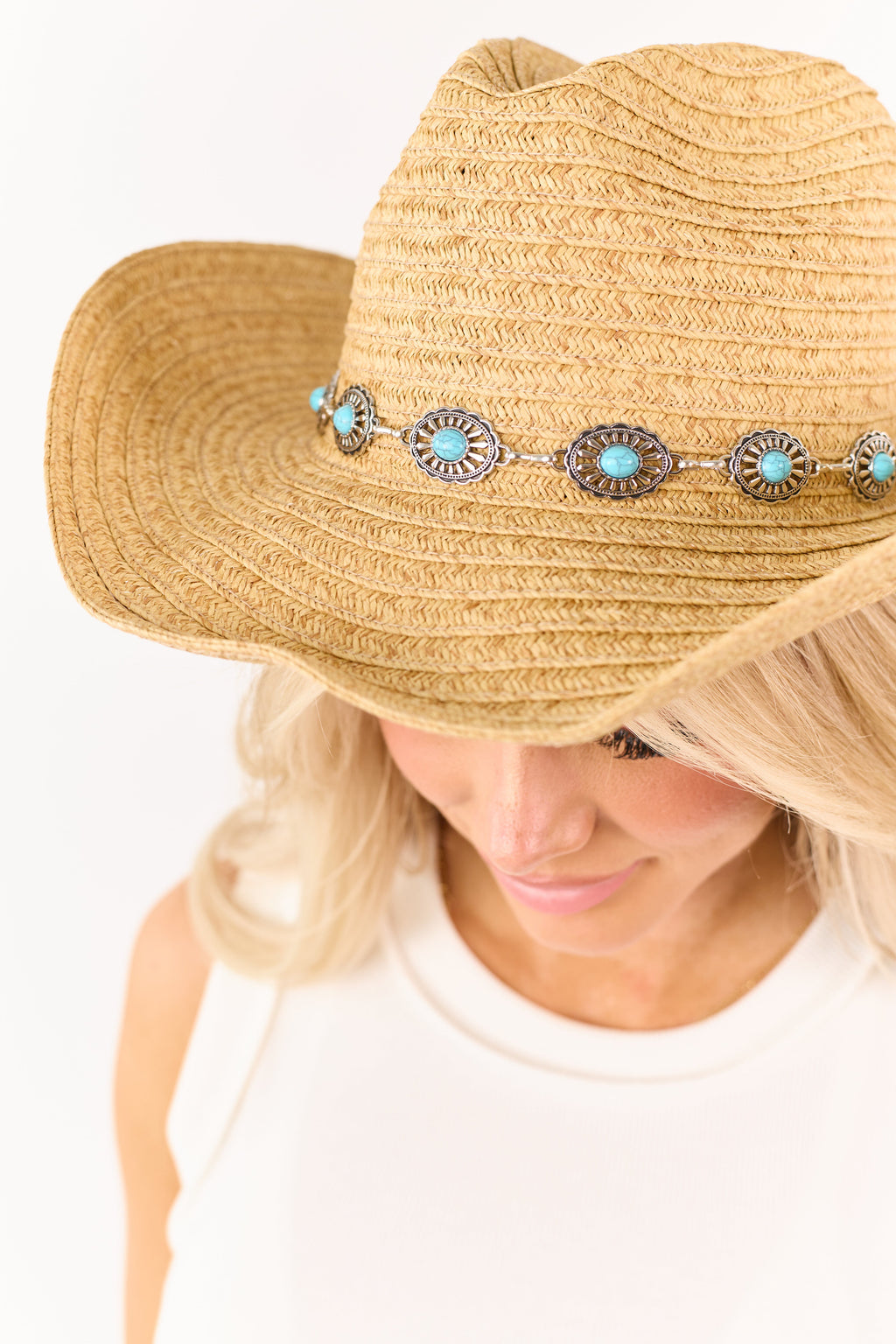 Sombrero vaquero de paja color azúcar moreno con banda de conchos turquesa – estilo Western clásico