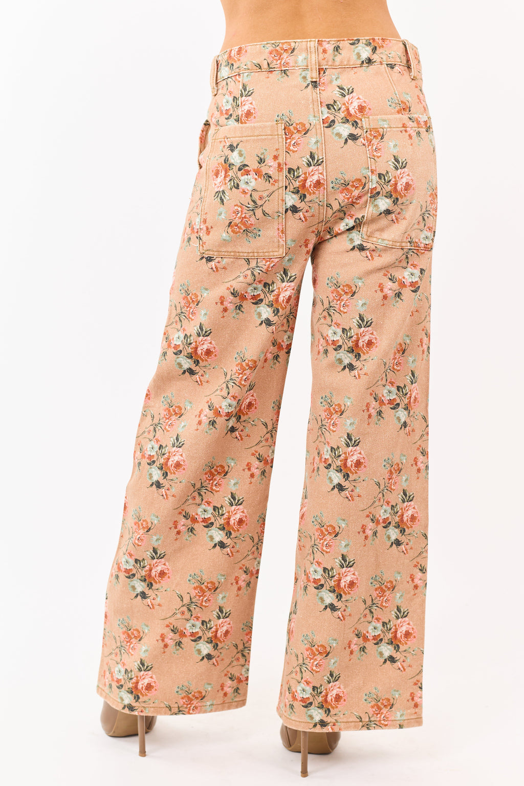 Vaqueros de tiro alto de pierna ancha con estampado de rosas en tono camel - ajuste elegante y favorecedor