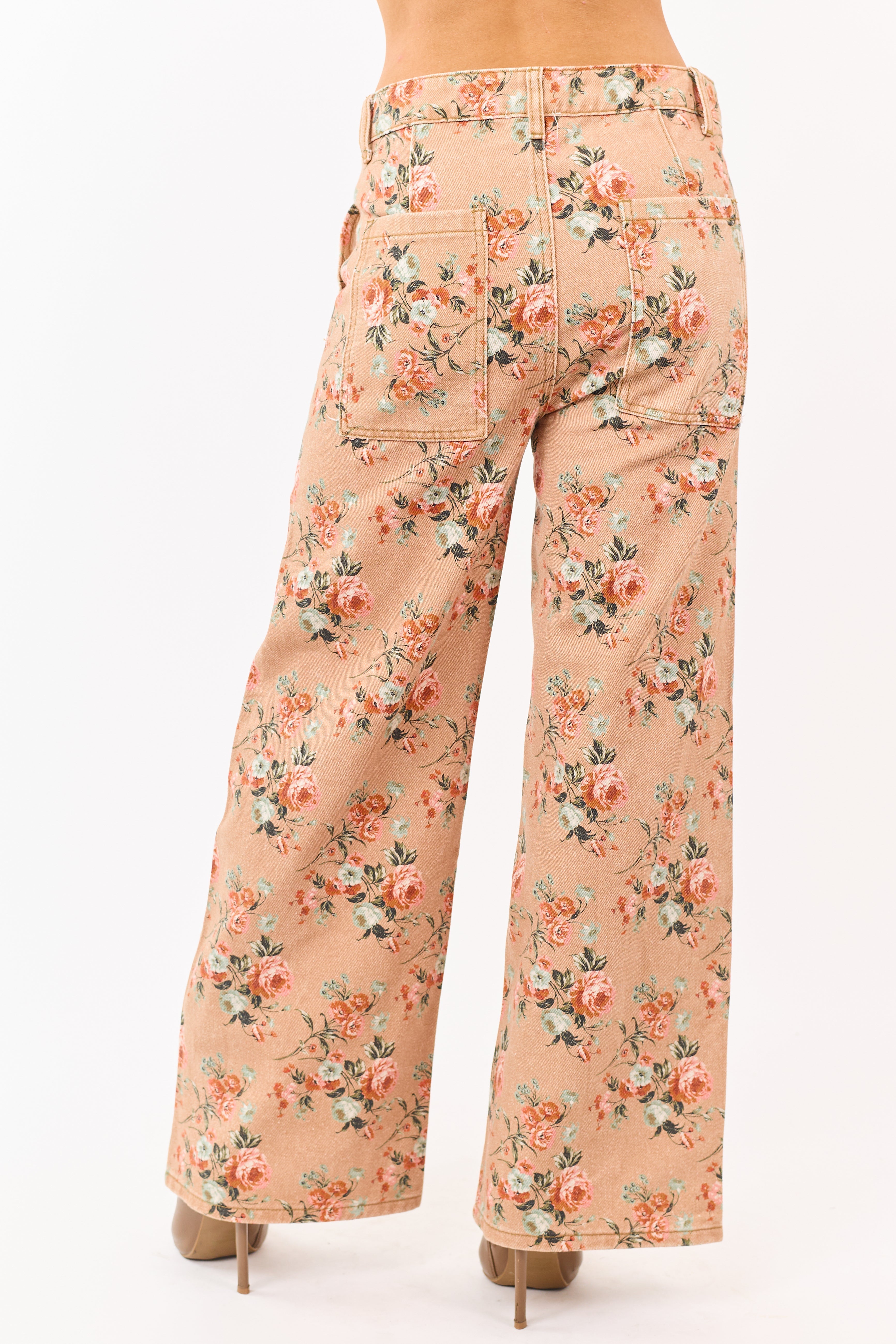 Vaqueros de tiro alto de pierna ancha con estampado de rosas en tono camel - ajuste elegante y favorecedor