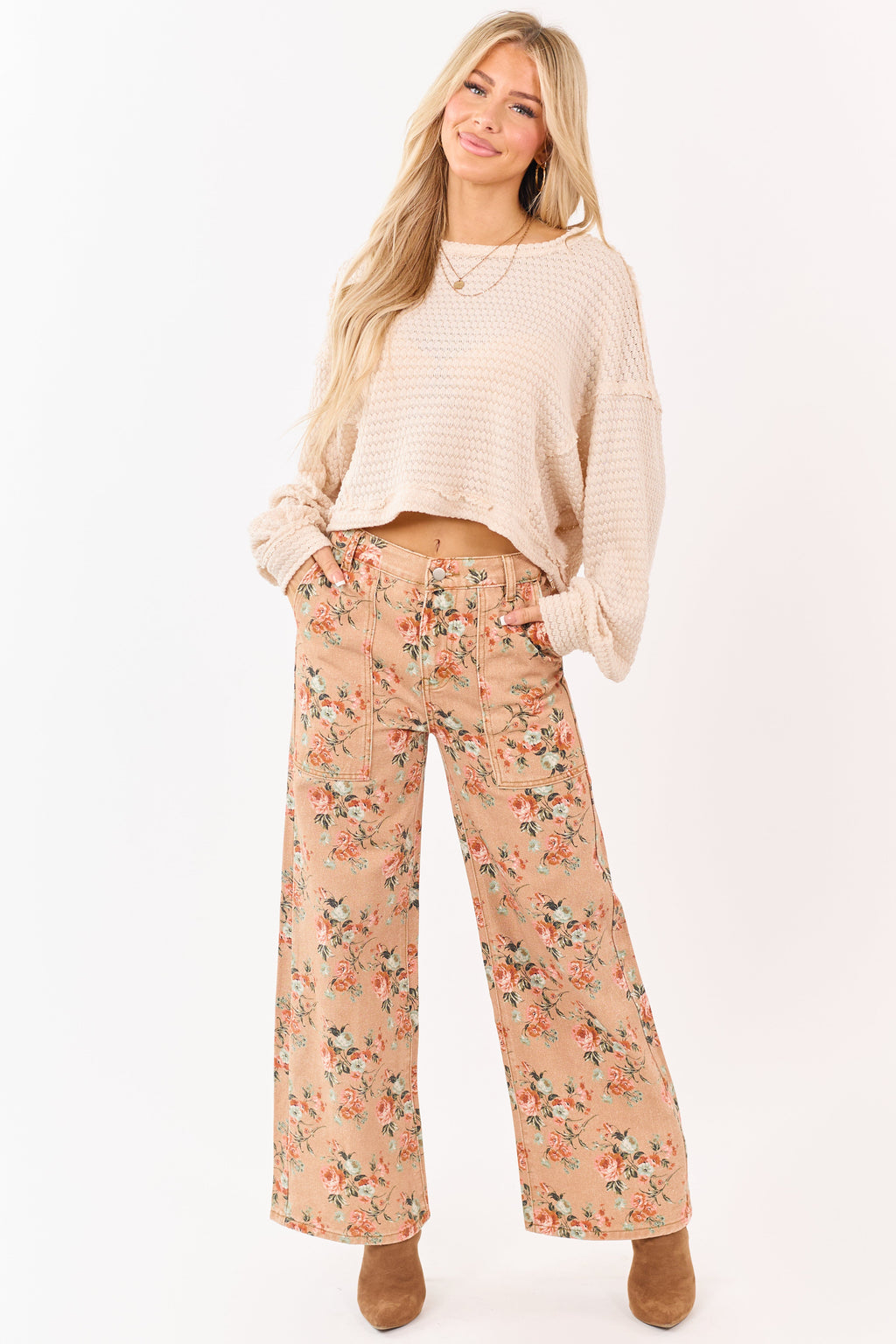 Vaqueros de tiro alto de pierna ancha con estampado de rosas en tono camel - ajuste elegante y favorecedor