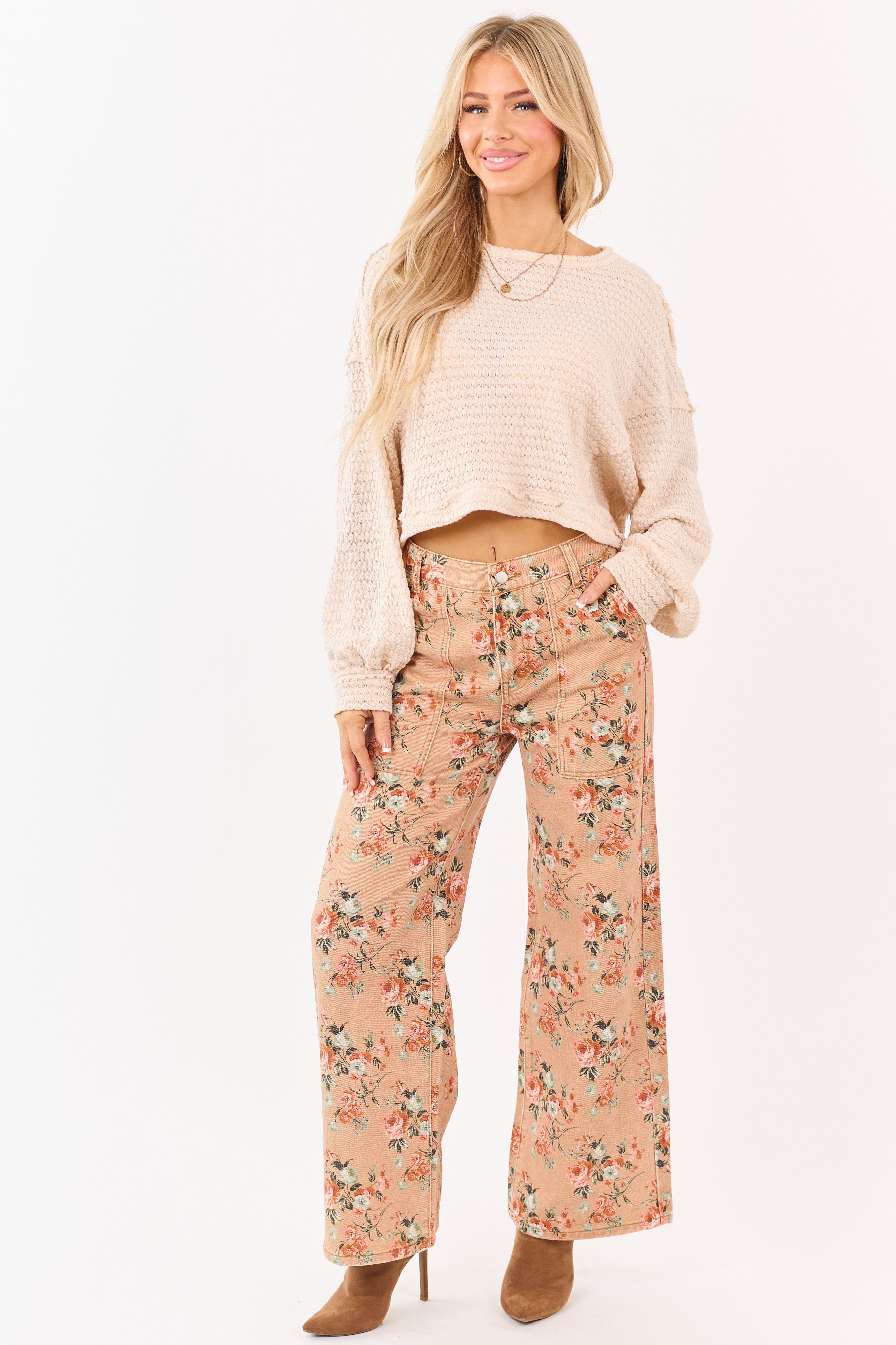 Vaqueros de tiro alto de pierna ancha con estampado de rosas en tono camel - ajuste elegante y favorecedor