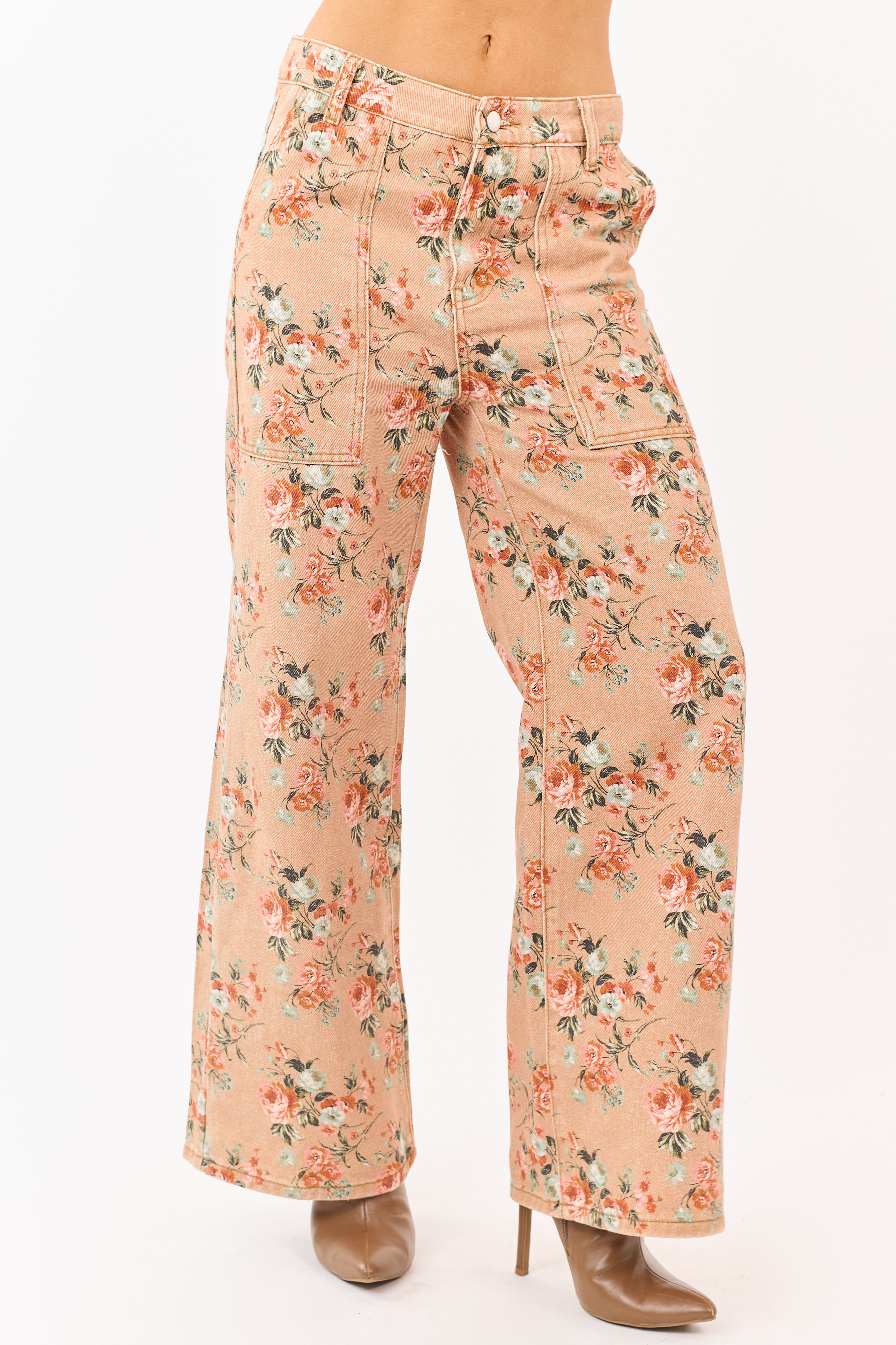 Vaqueros de tiro alto de pierna ancha con estampado de rosas en tono camel - ajuste elegante y favorecedor