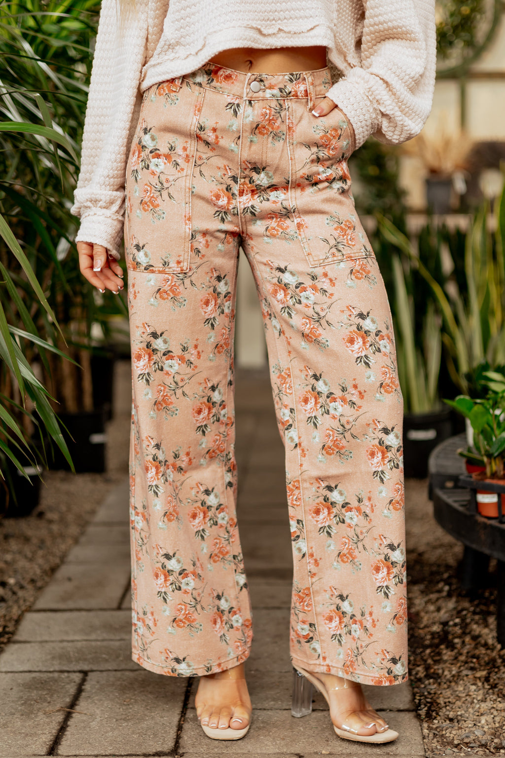 Vaqueros de tiro alto de pierna ancha con estampado de rosas en tono camel - ajuste elegante y favorecedor