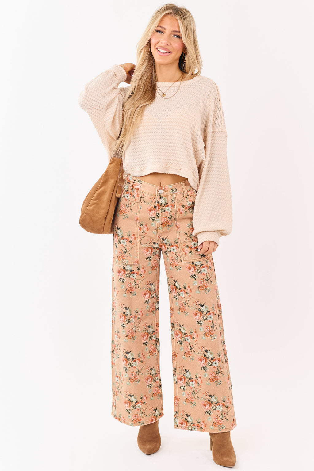 Vaqueros de tiro alto de pierna ancha con estampado de rosas en tono camel - ajuste elegante y favorecedor