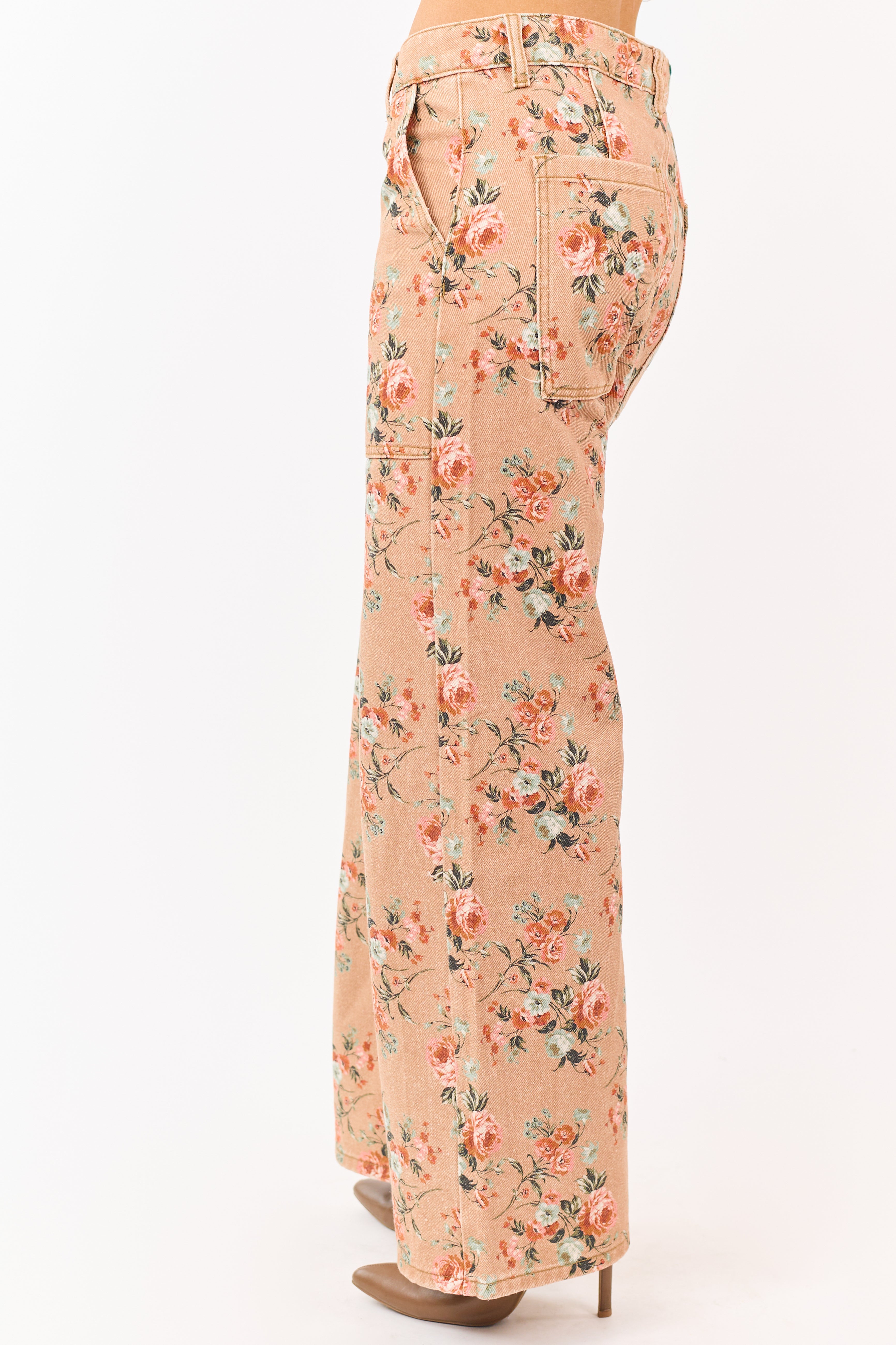 Vaqueros de tiro alto de pierna ancha con estampado de rosas en tono camel - ajuste elegante y favorecedor