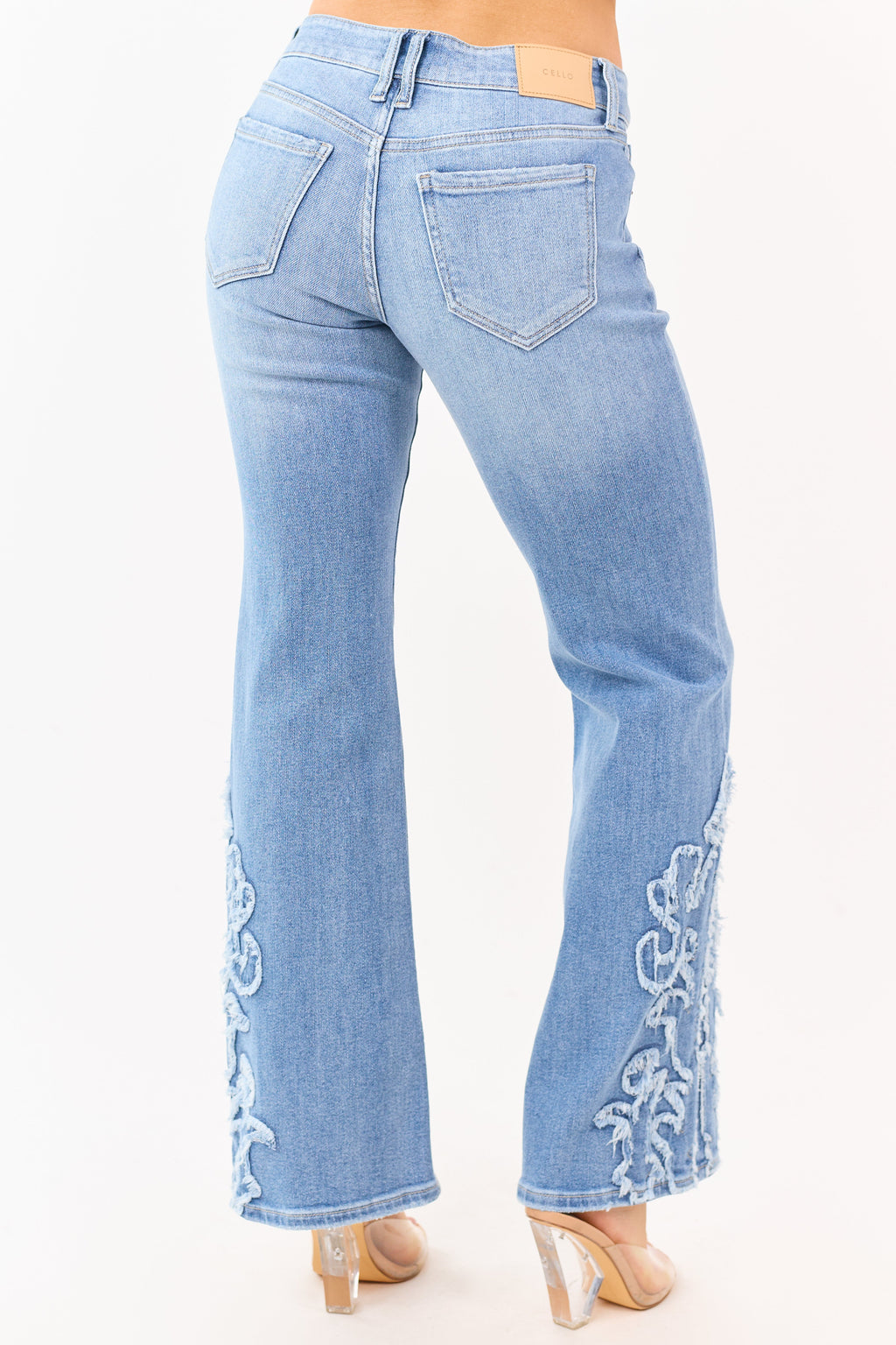 Cello jeans de lavado claro con elastano, de pierna acampanada y dobladillo deshilachado