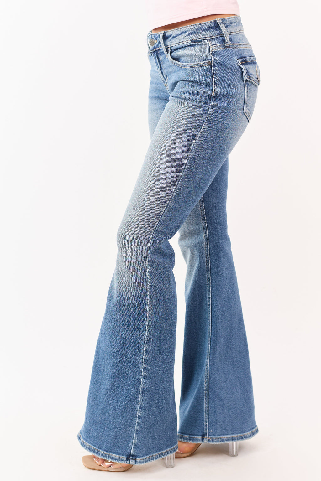 Cello jeans de lavado a piedra medio, elásticos, de pierna acampanada, con ajuste moderno y cómodo