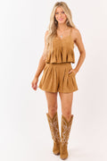 Conjunto de top sin mangas plisado y pantalones cortos de ante sintético color coñac, lujo texturizado para el verano