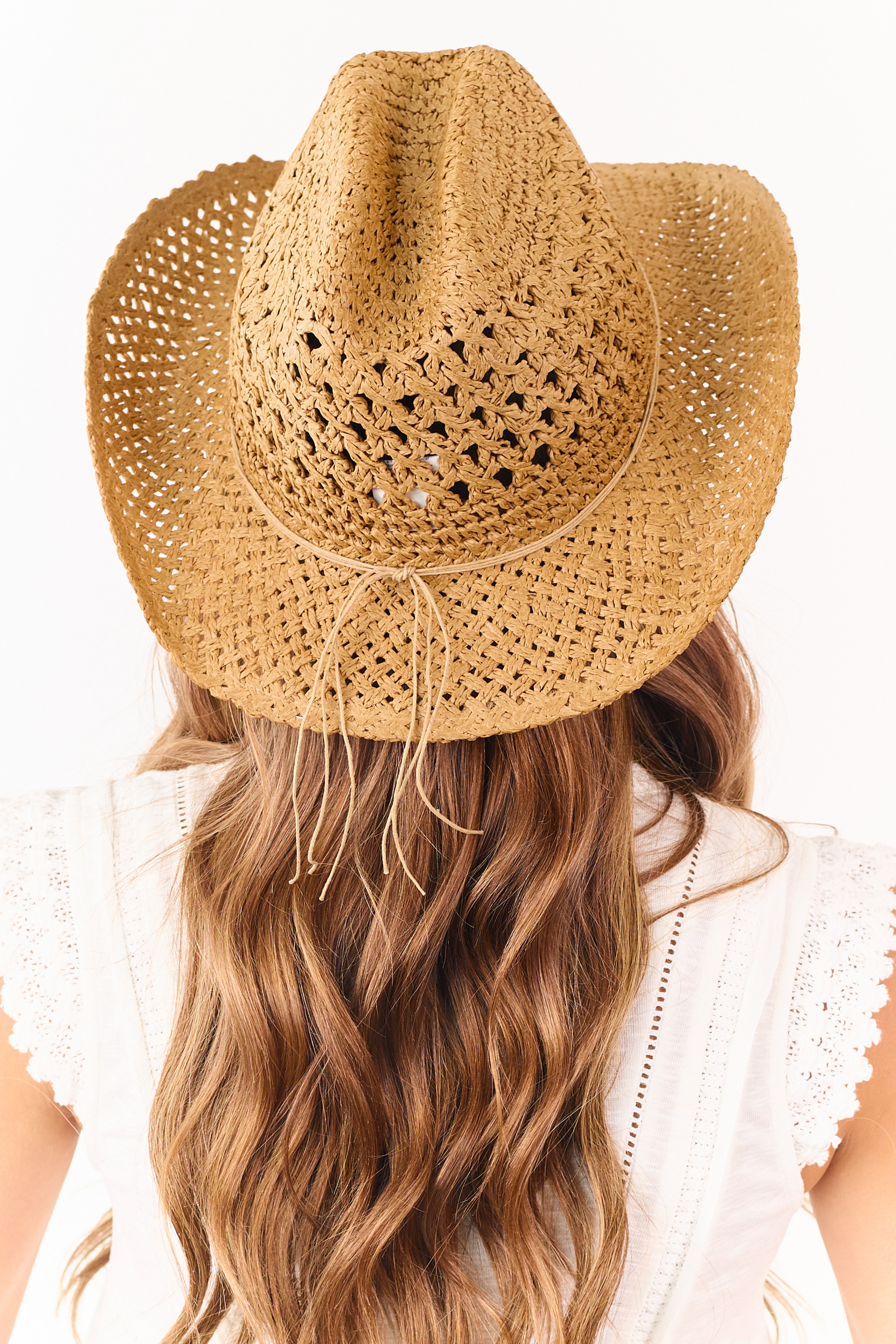 Sombrero vaquero de paja trenzada con detalle de cuentas en color cognac