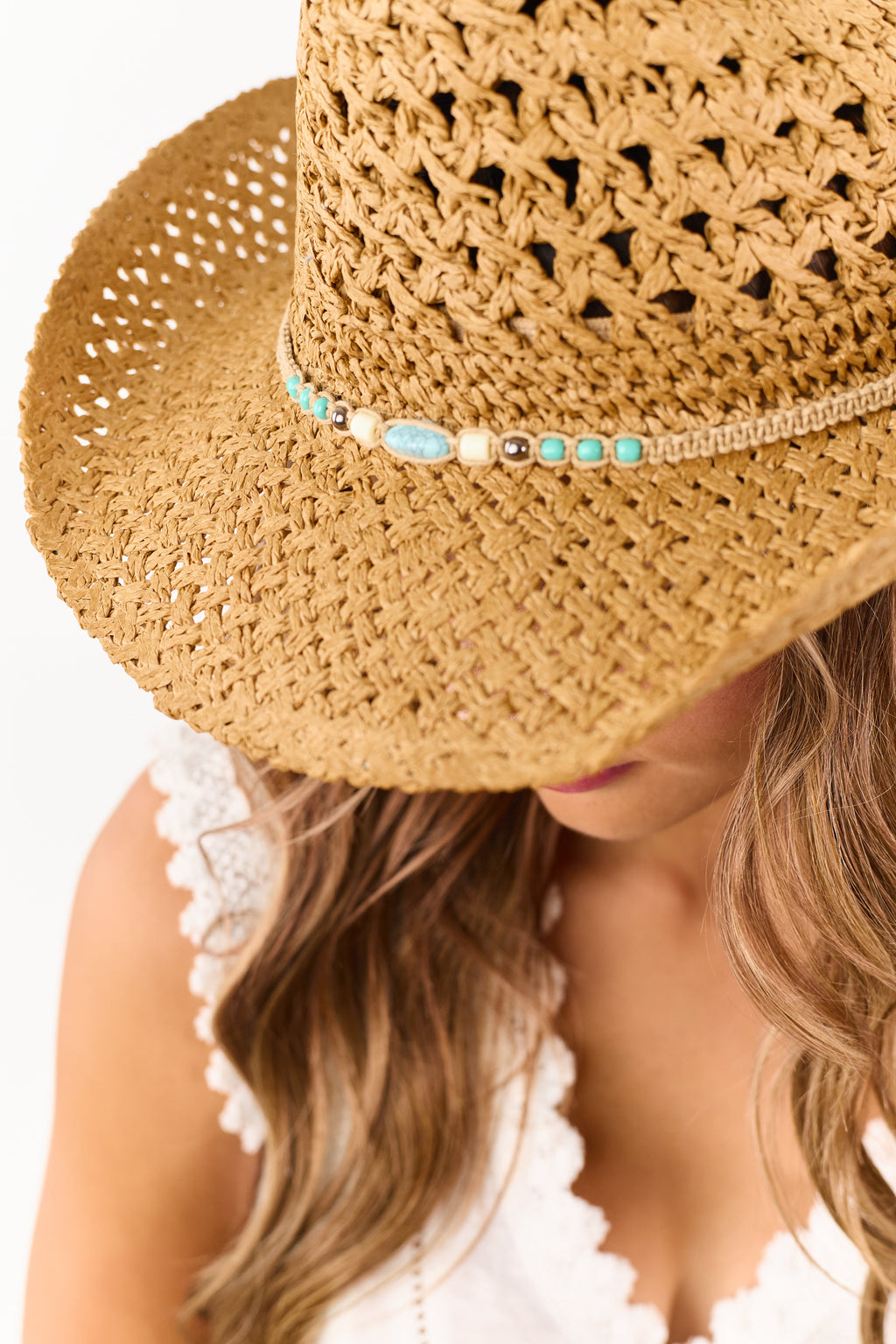 Sombrero vaquero de paja trenzada con detalle de cuentas en color cognac