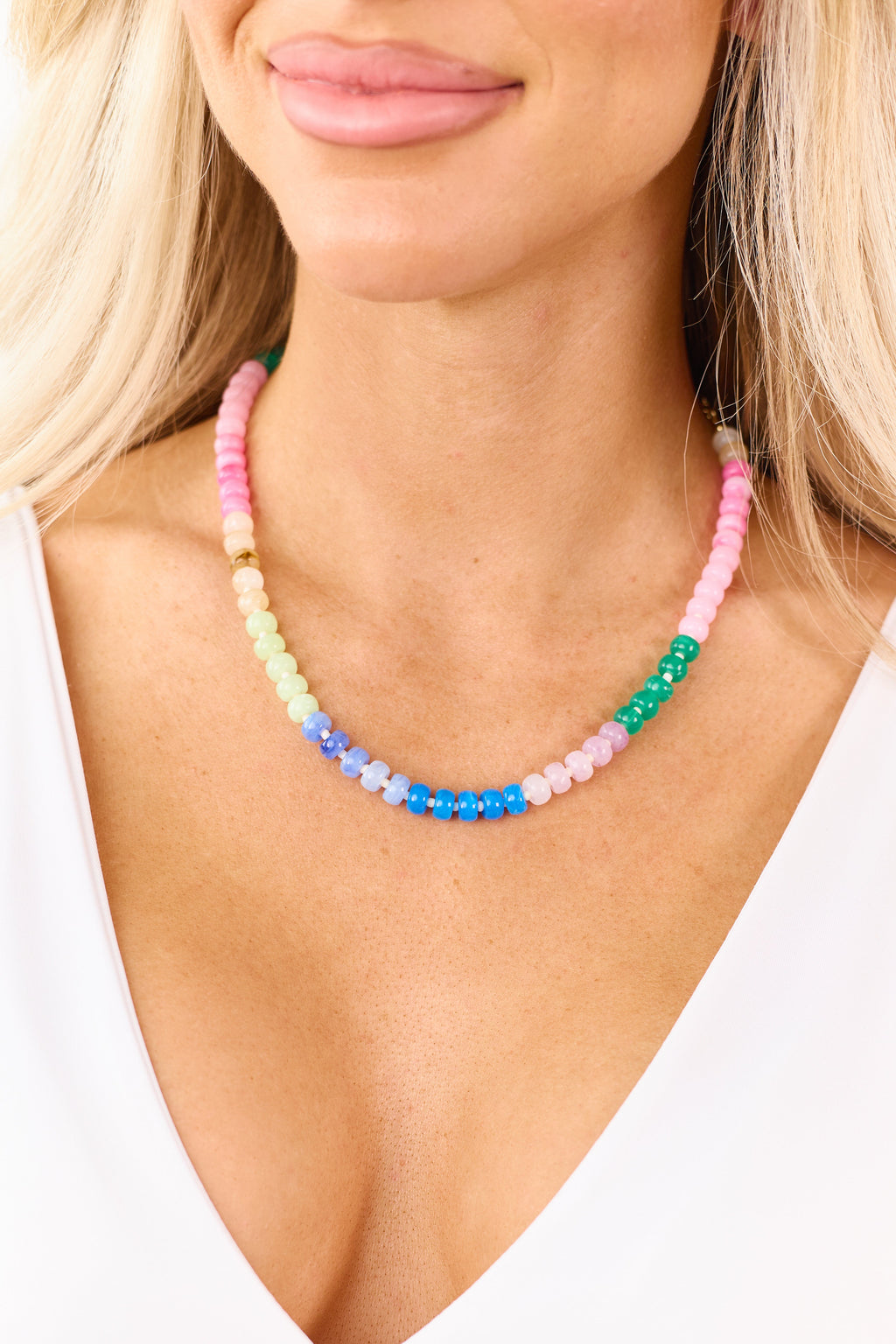 Collar de cuentas de resina marmórea vibrante