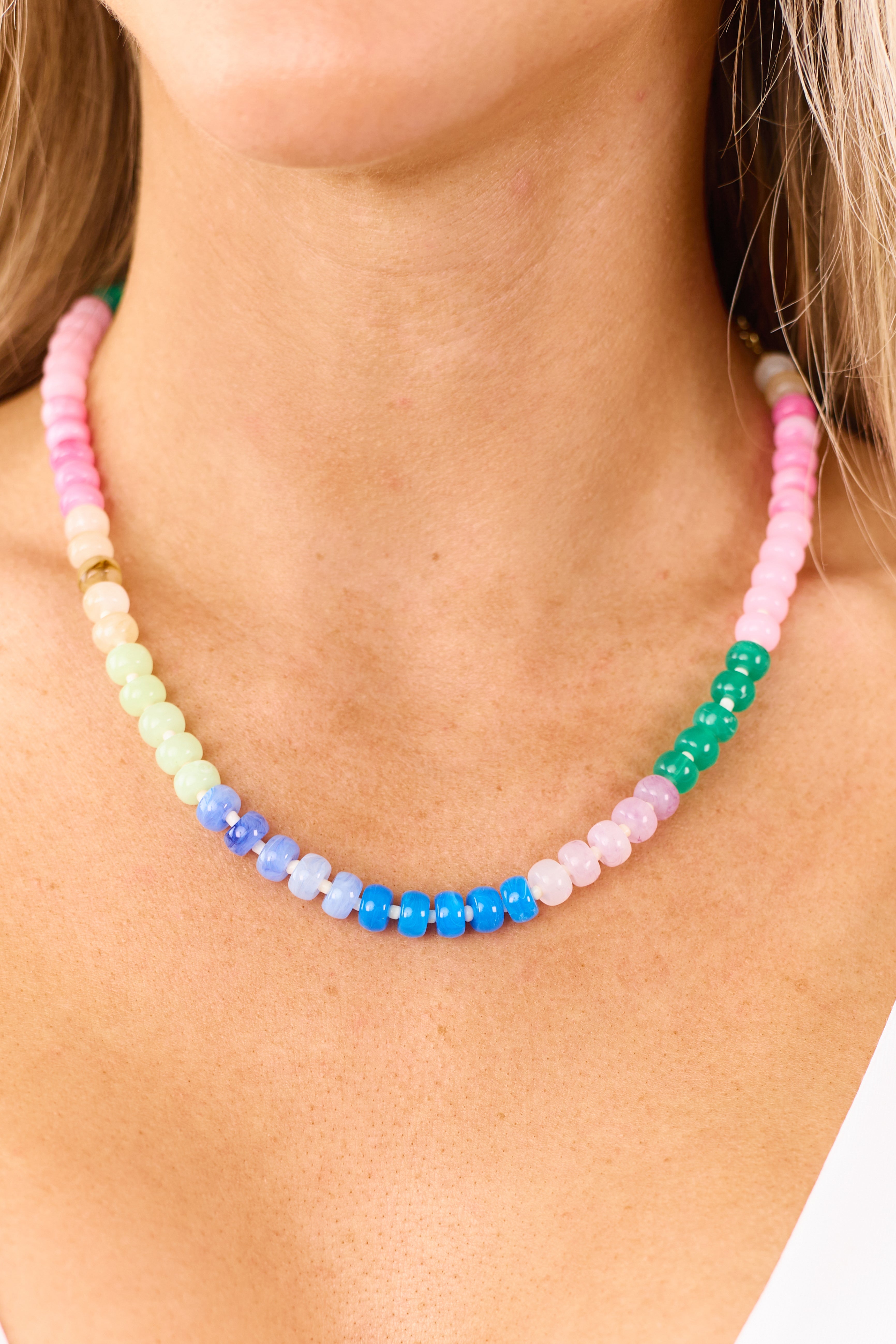 Collar de cuentas de resina marmórea vibrante