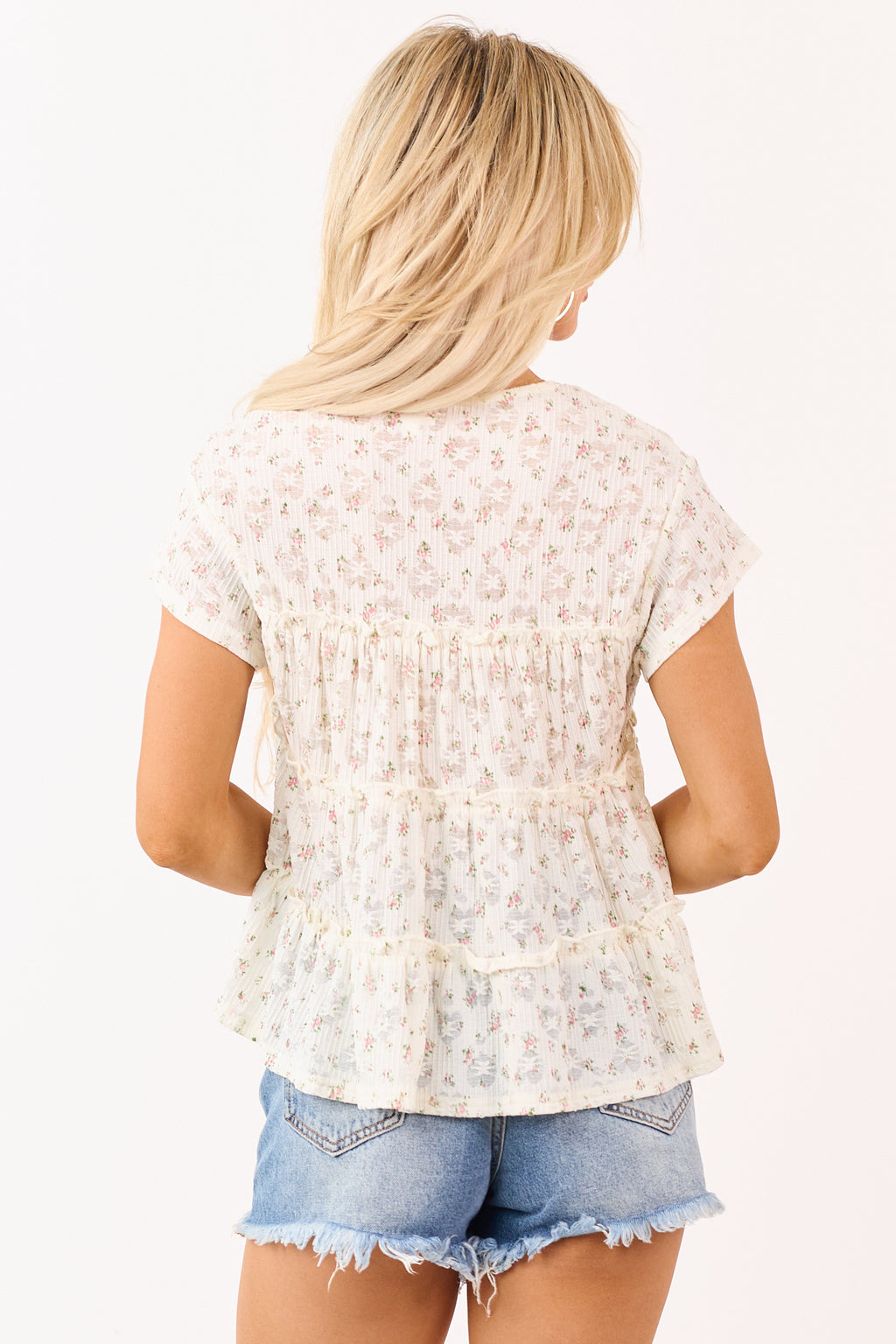 Top de manga corta color crema con estampado floral en capas