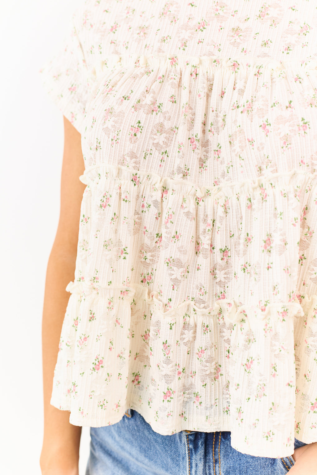 Top de manga corta color crema con estampado floral en capas