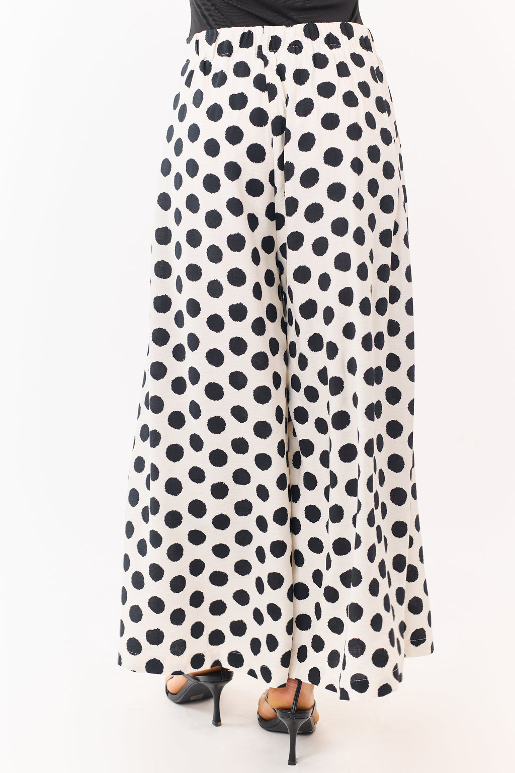 Pantalones anchos chic de color crema con lunares negros