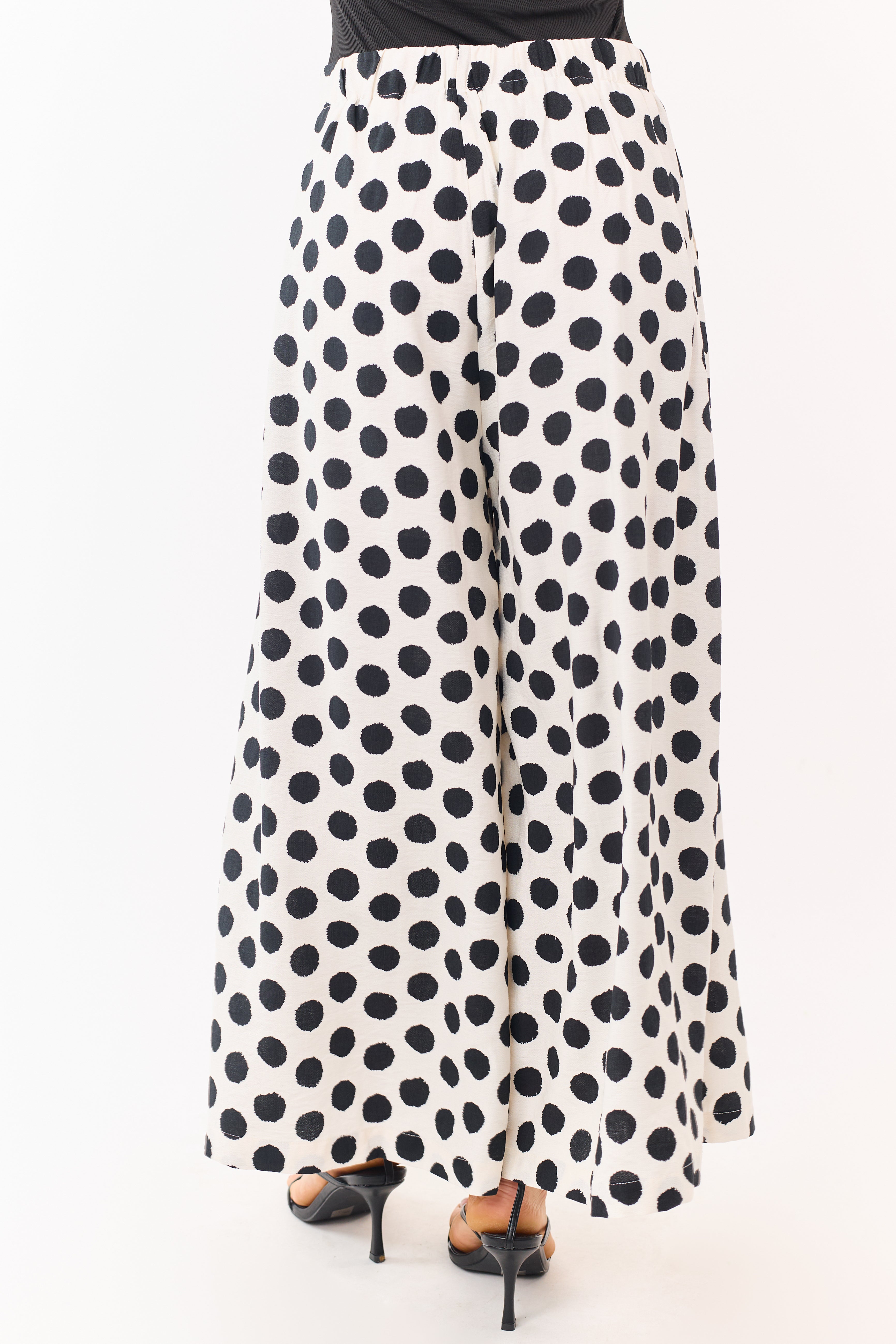 Pantalones anchos chic de color crema con lunares negros