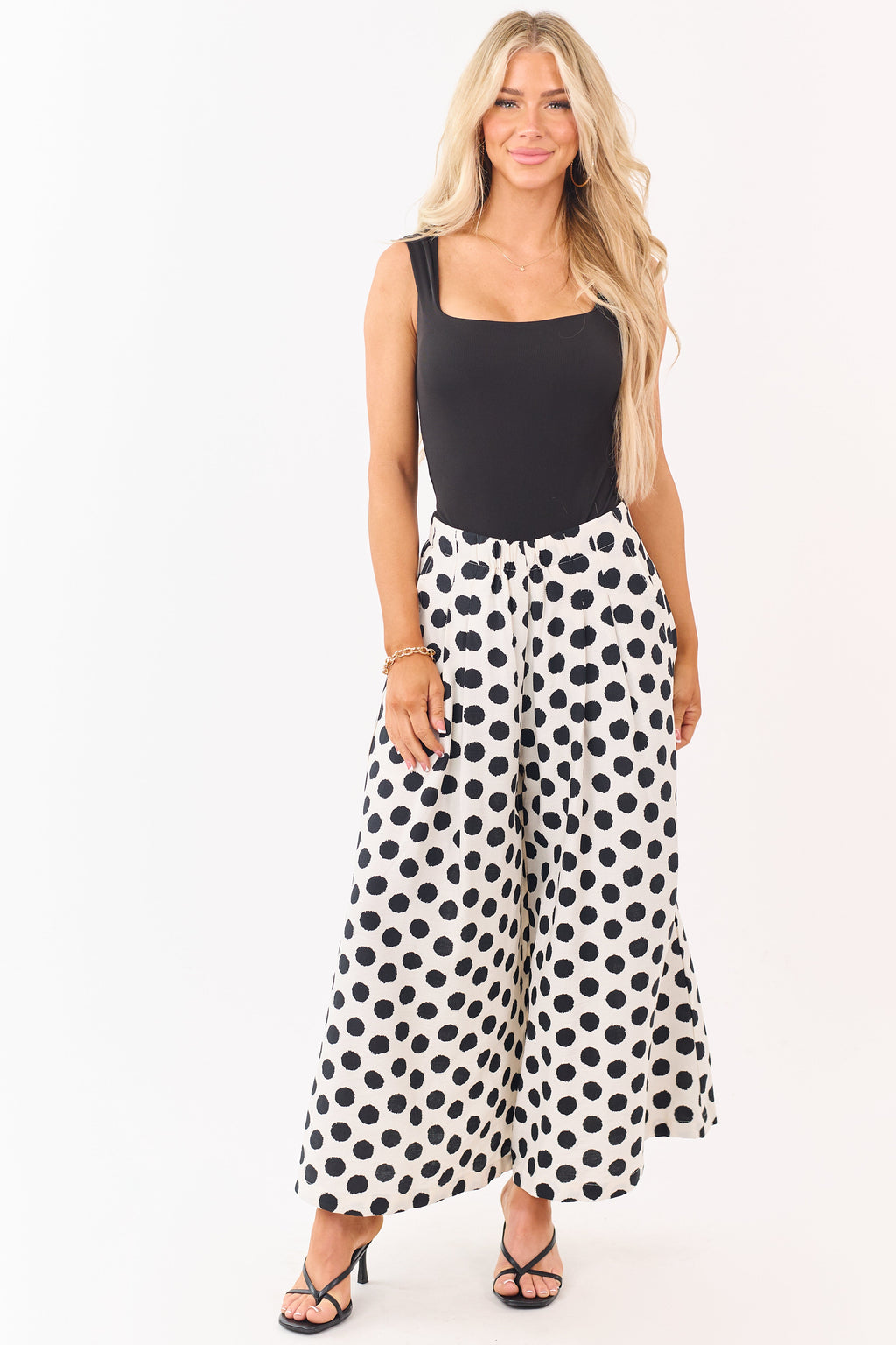Pantalones anchos chic de color crema con lunares negros