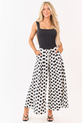 Pantalones anchos chic de color crema con lunares negros