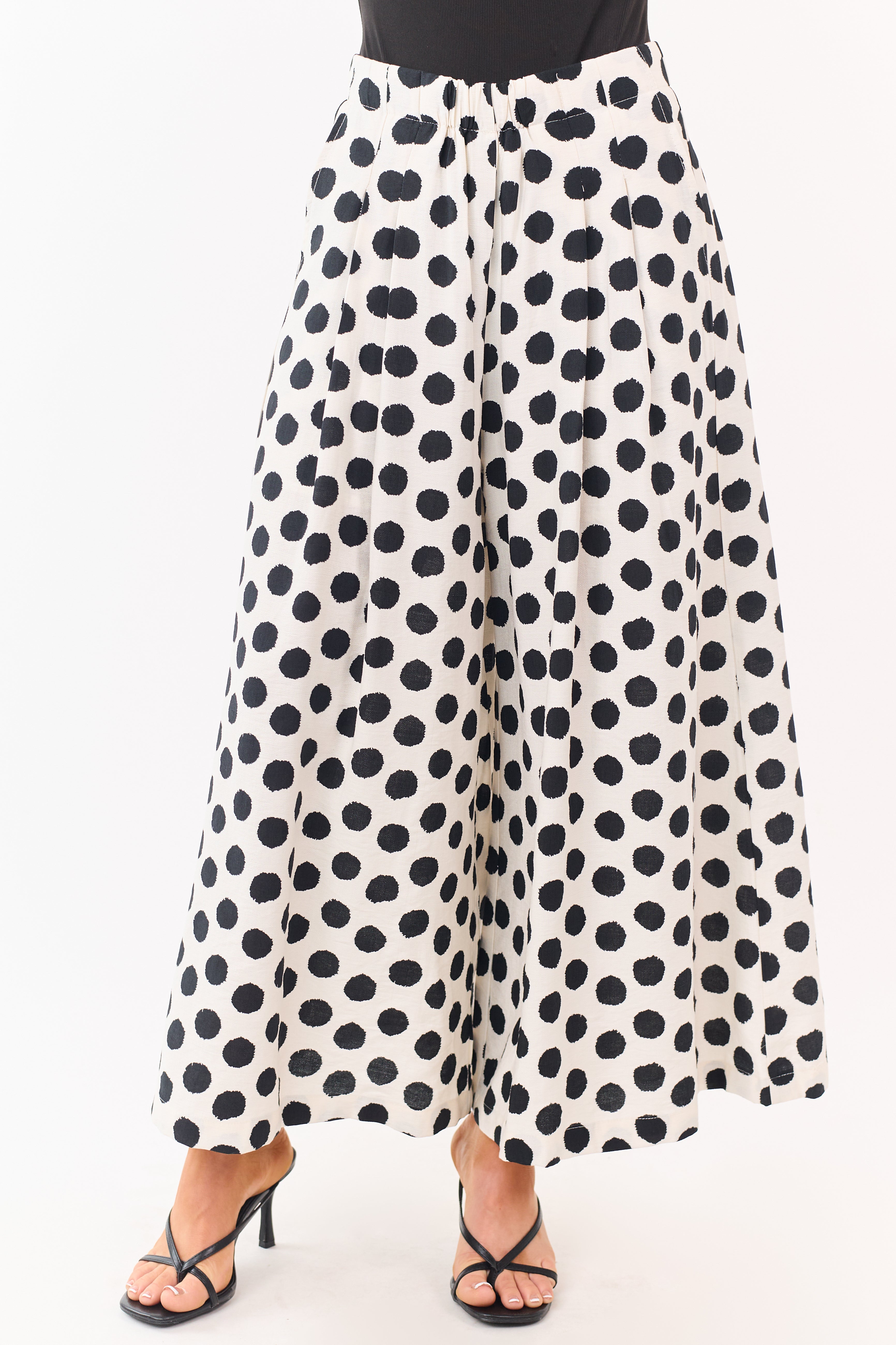 Pantalones anchos chic de color crema con lunares negros