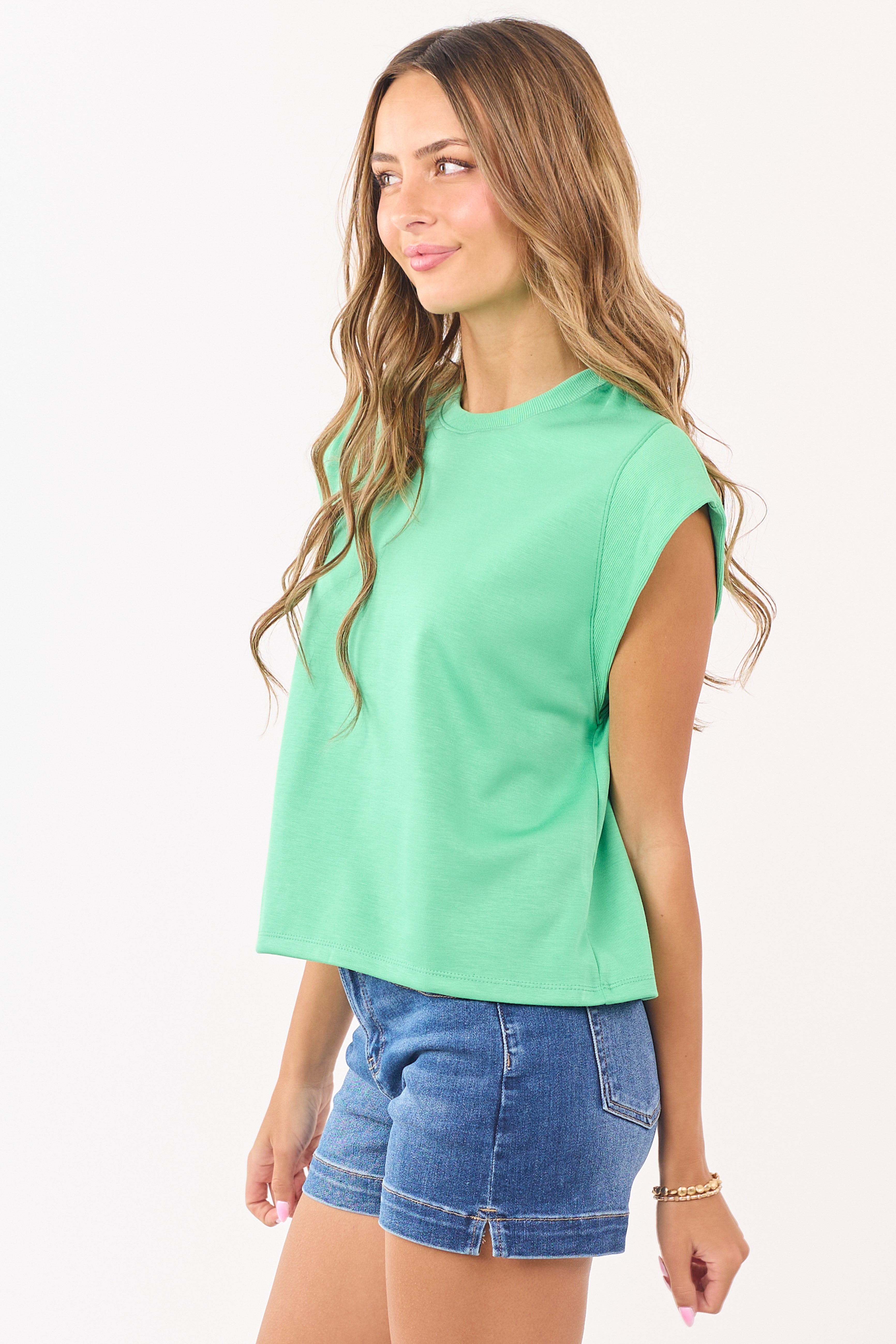 Top de punto suave en canalé con mangas cortas tipo cap en verde Kelly de Entro