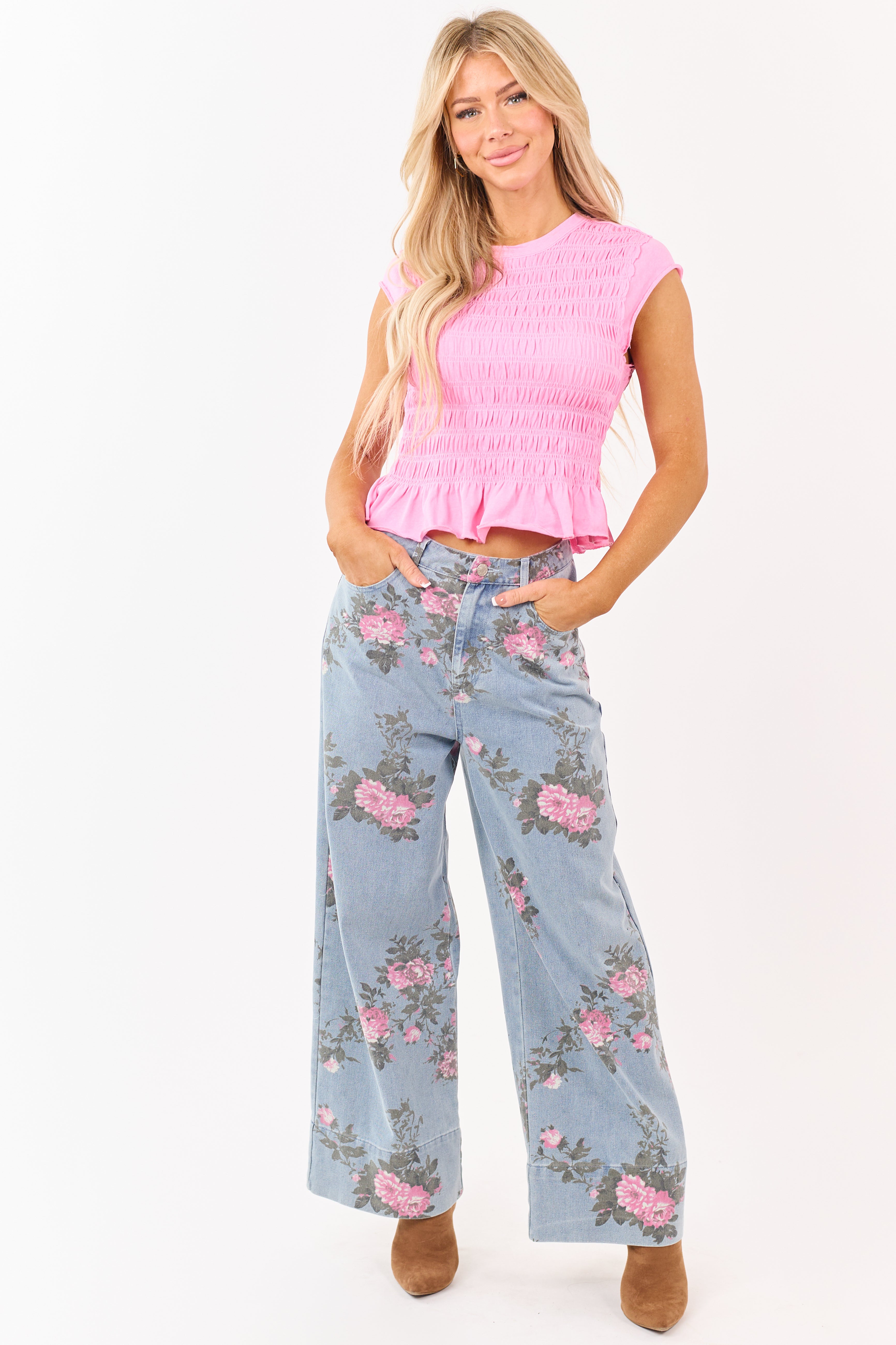 Entro vaqueros de lavado claro con estampado floral de pierna ancha