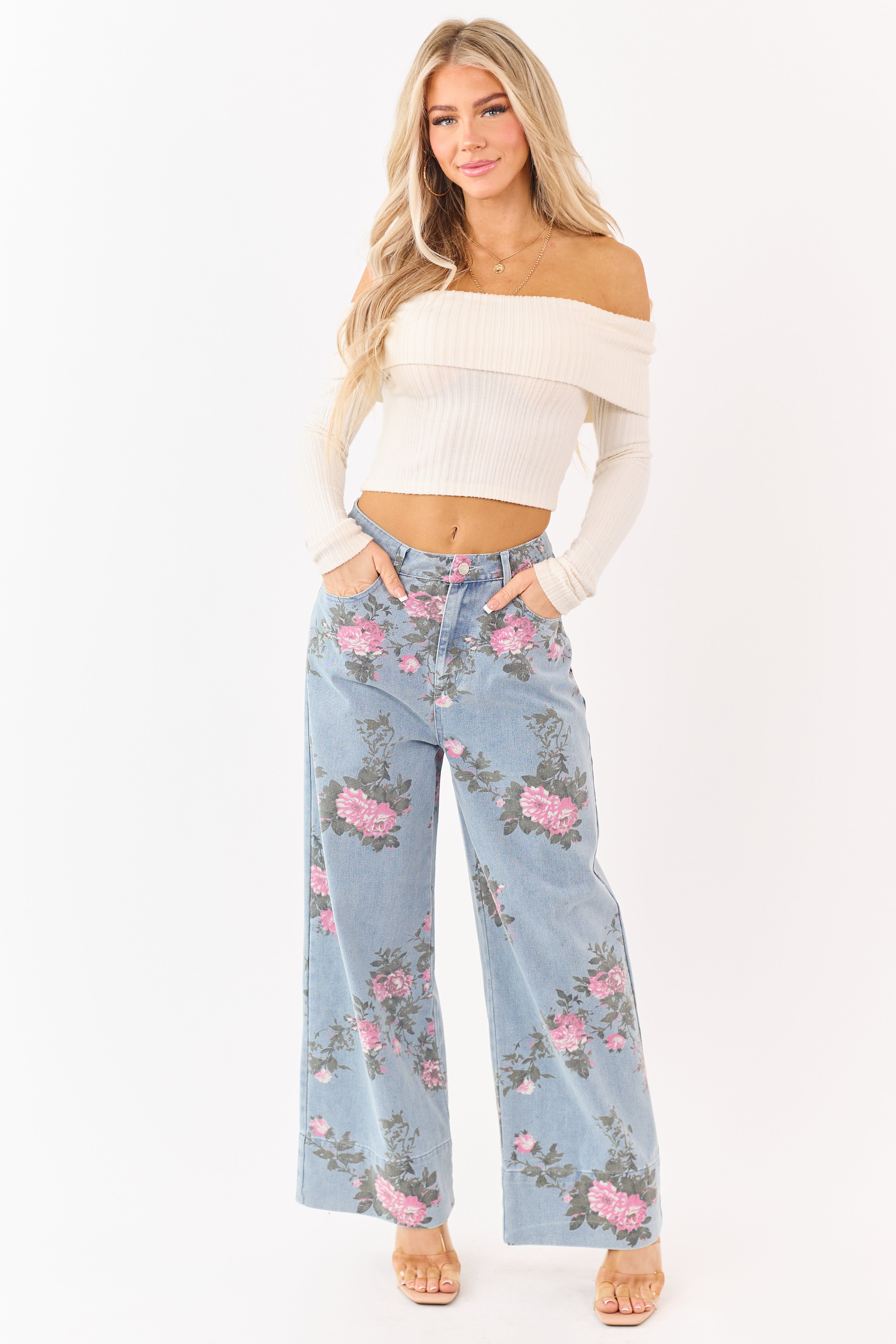 Entro vaqueros de lavado claro con estampado floral de pierna ancha