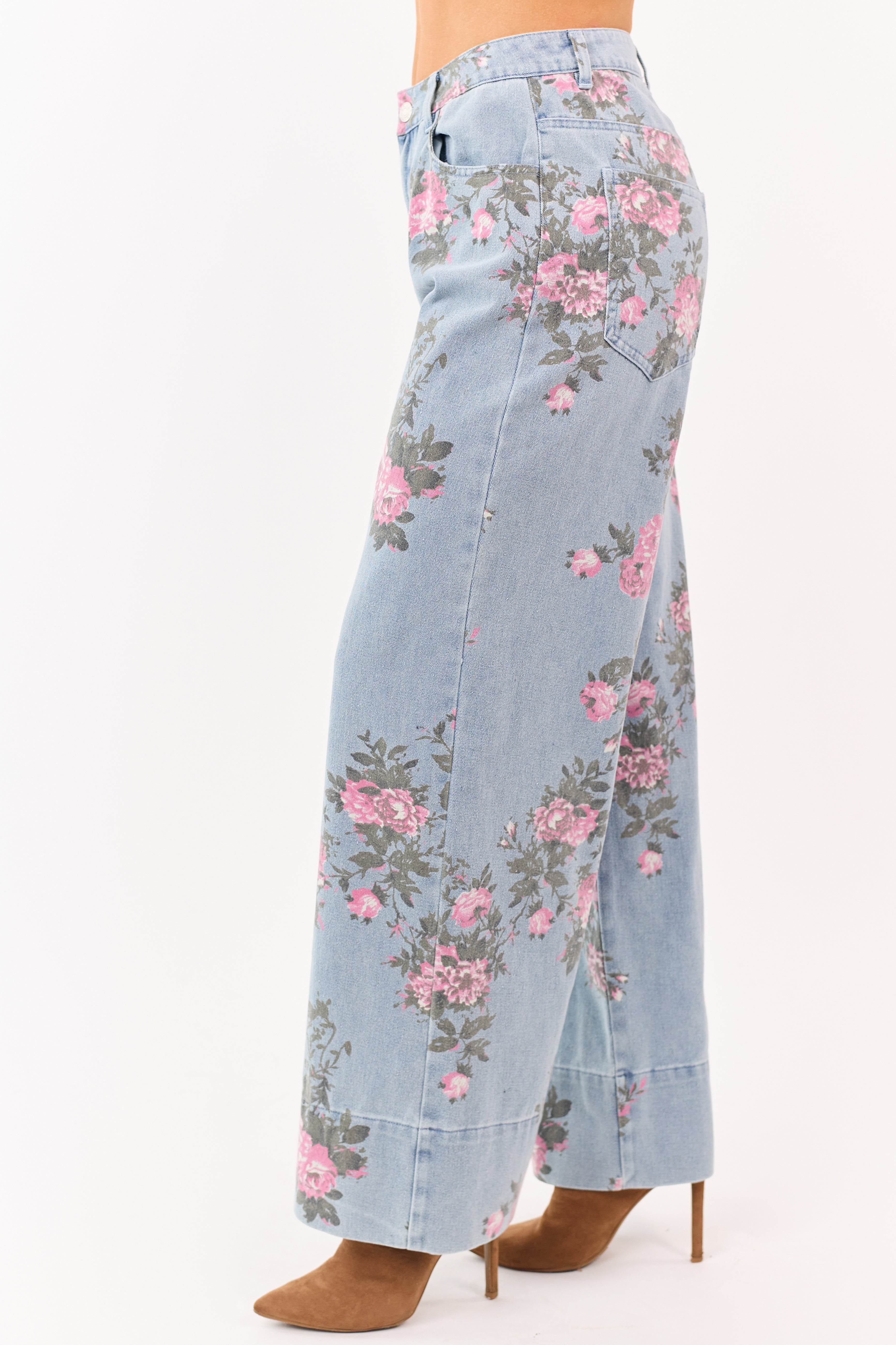 Entro vaqueros de lavado claro con estampado floral de pierna ancha