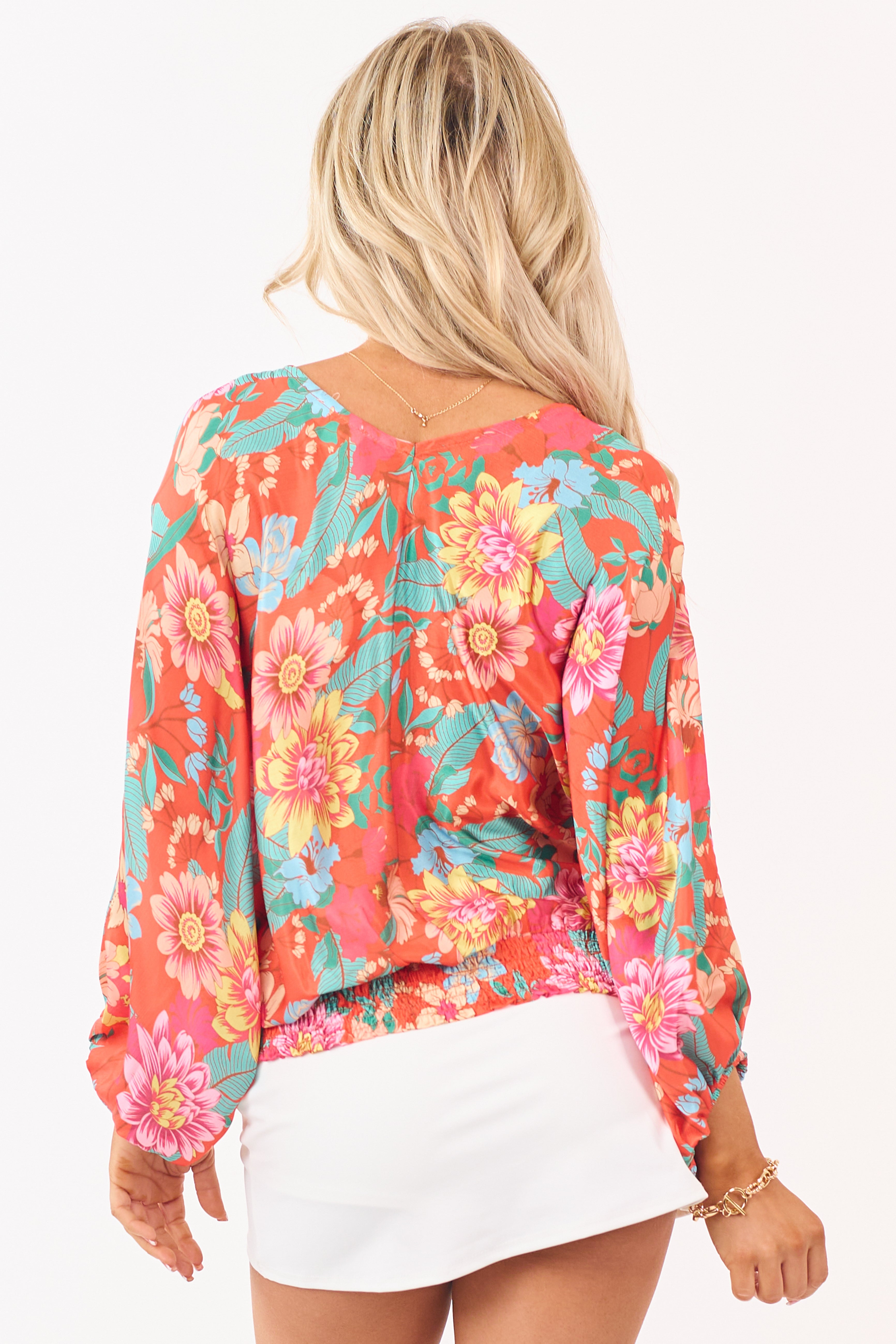 Top de satén con estampado floral, escote en V y mangas dolmán