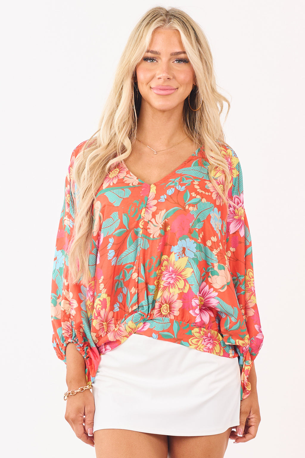Top de satén con estampado floral, escote en V y mangas dolmán