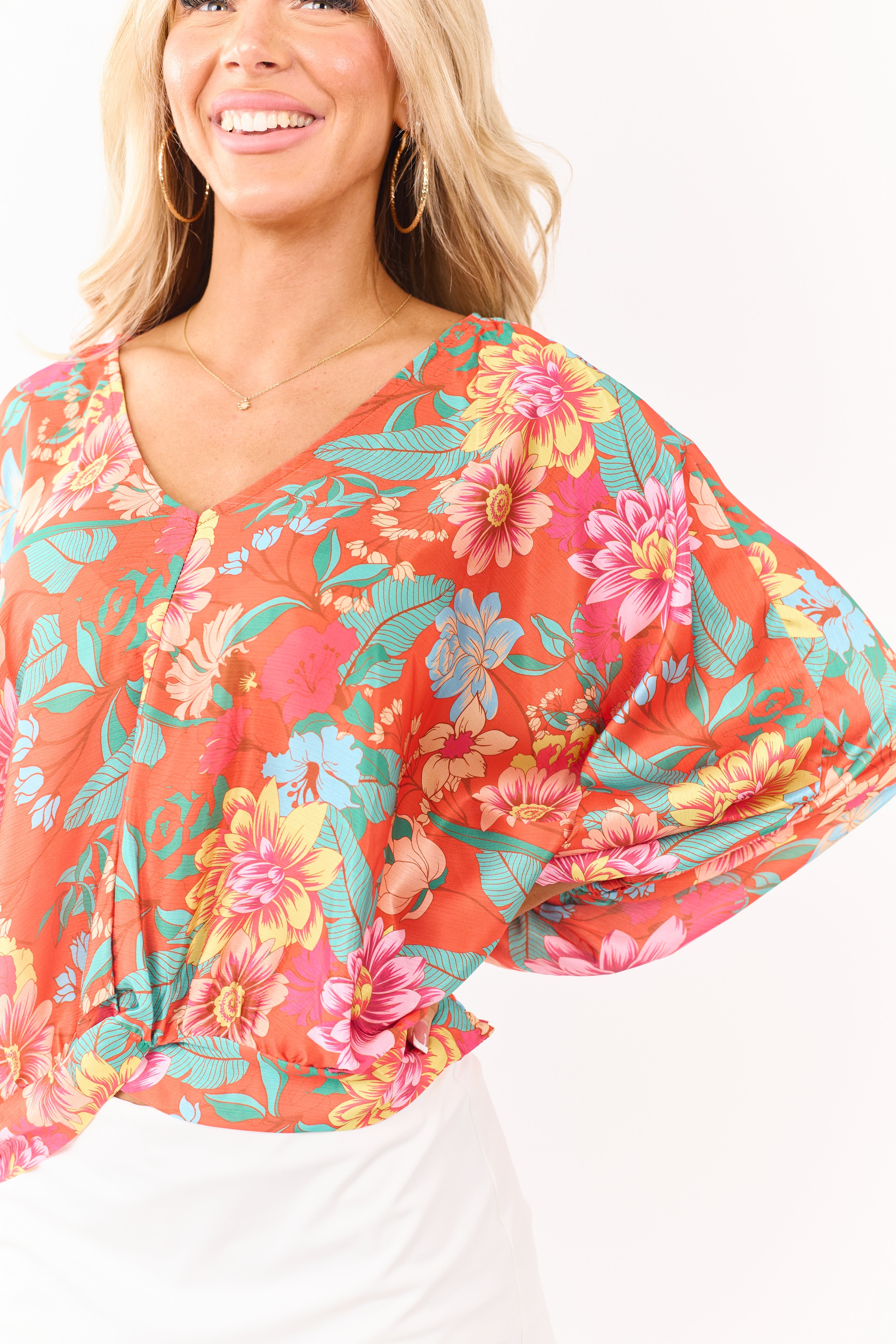 Top de satén con estampado floral, escote en V y mangas dolmán