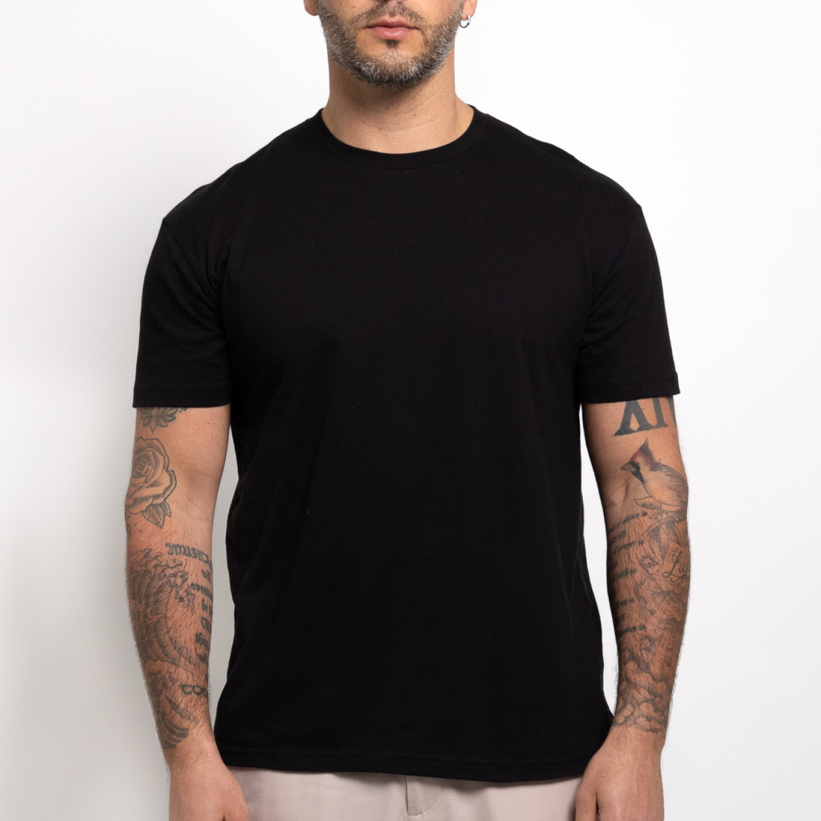 Camiseta negra de cuello redondo - estilo clásico y cómoda