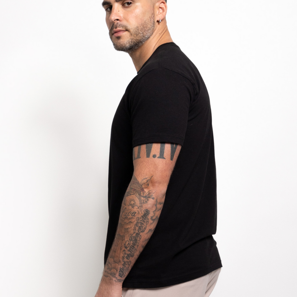 Camiseta negra de cuello redondo - estilo clásico y cómoda