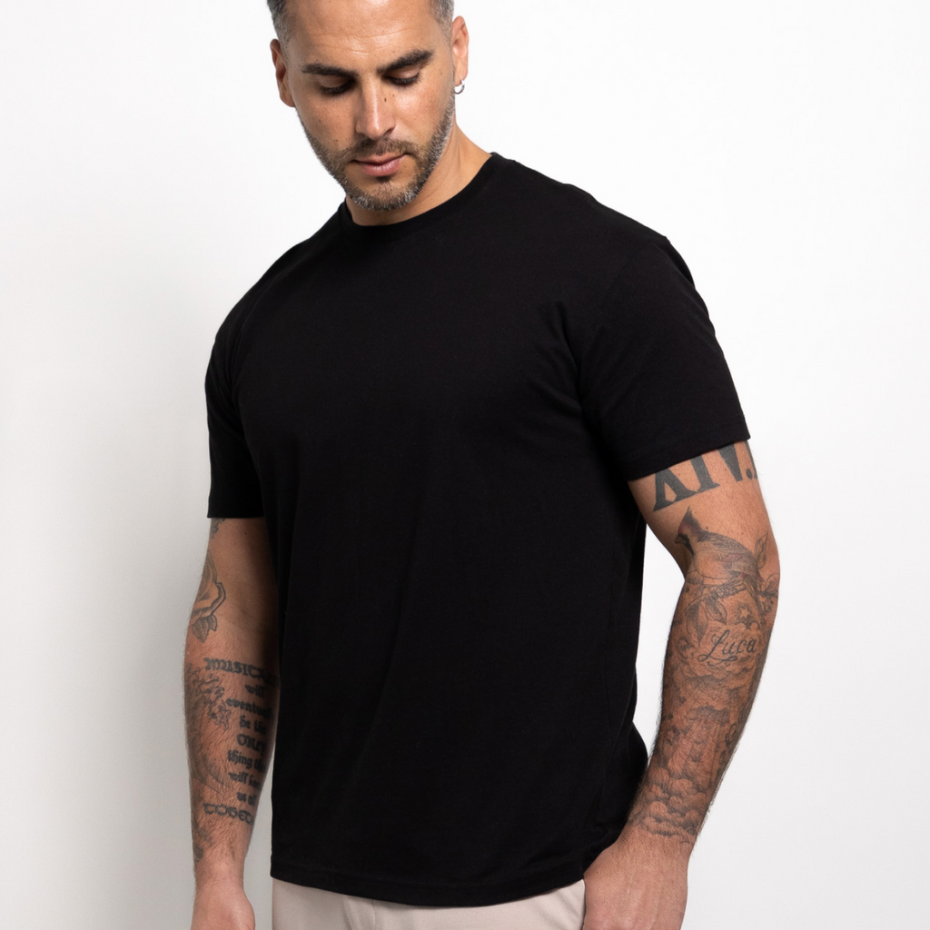 Camiseta negra de cuello redondo - estilo clásico y cómoda