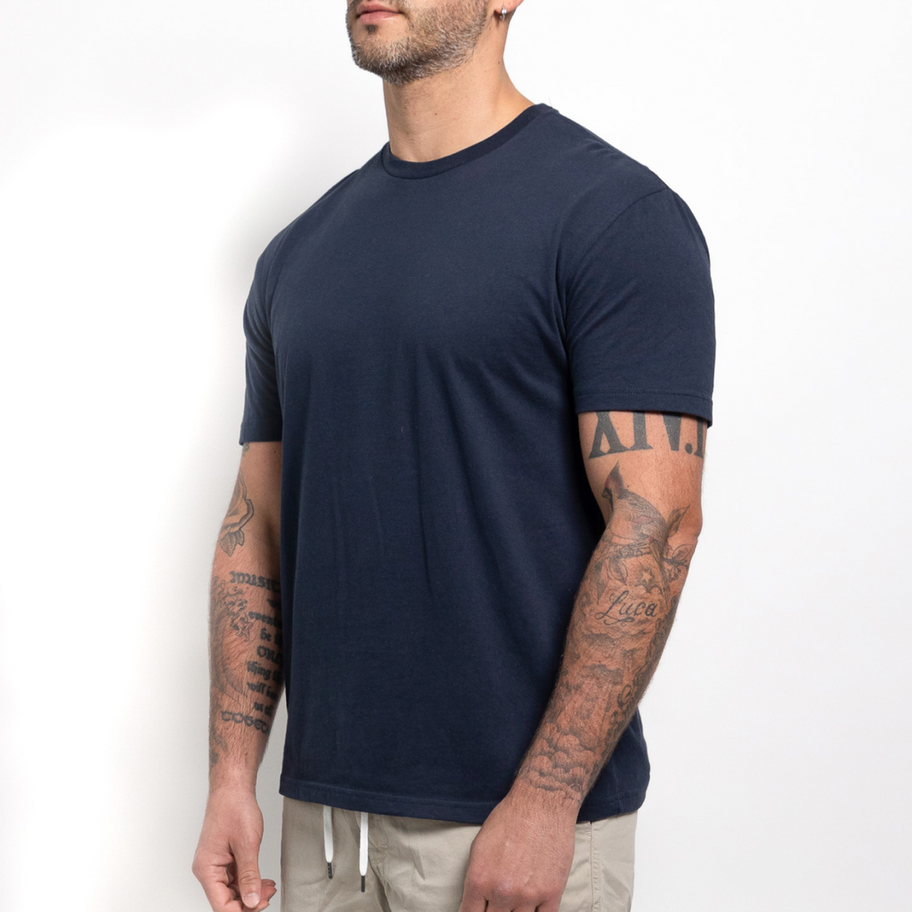 Camiseta de cuello redondo en azul marino — estilo clásico y cómodo