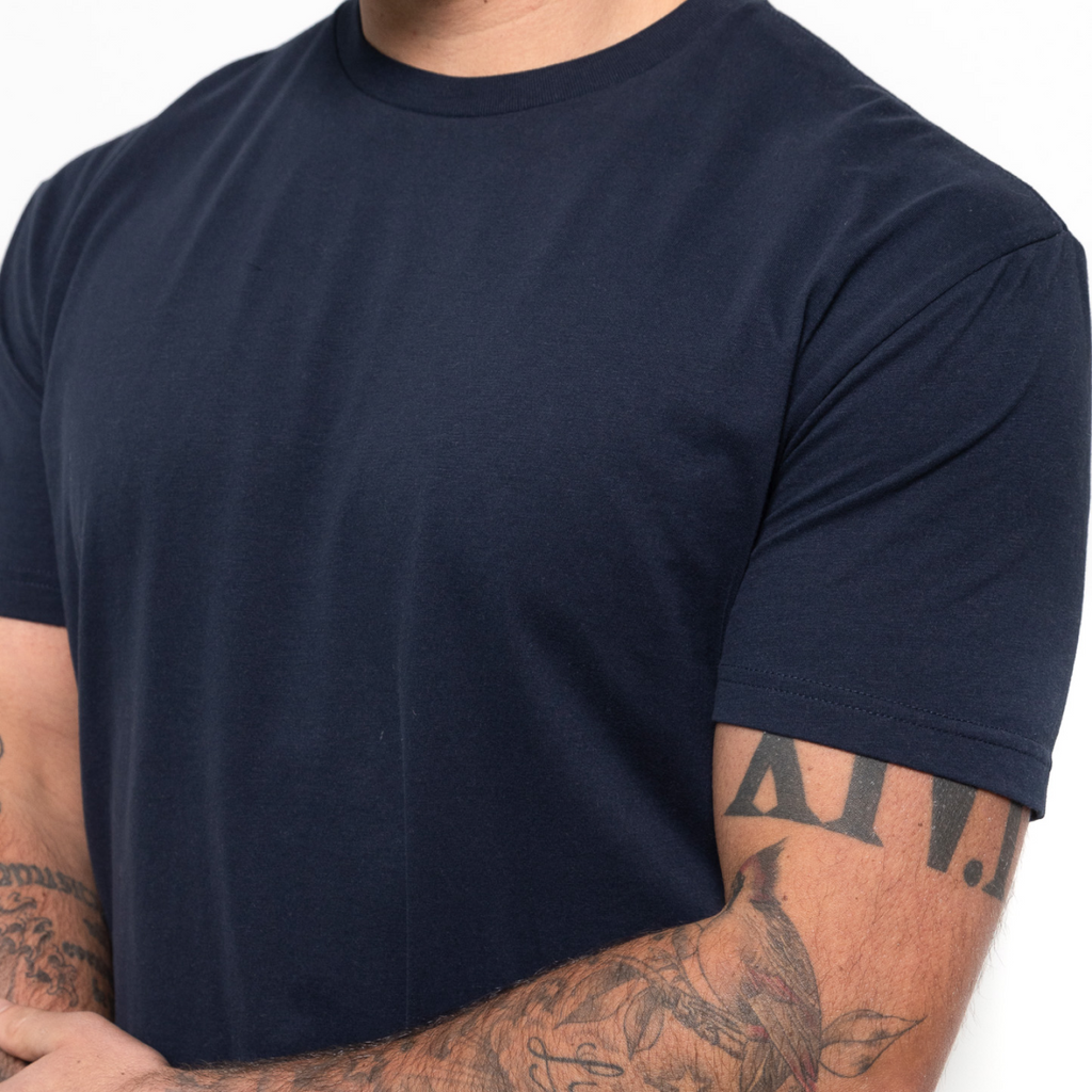 Camiseta de cuello redondo en azul marino — estilo clásico y cómodo